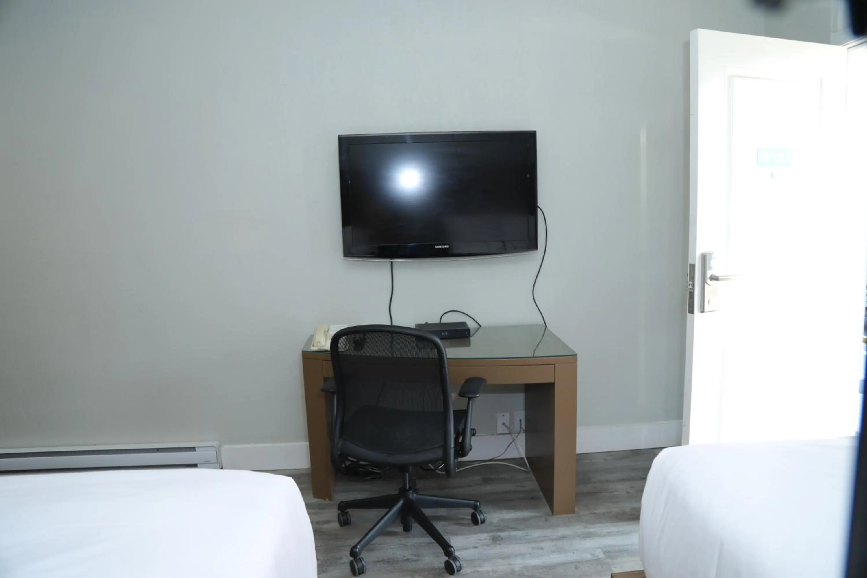 TV and multimedia, TV/Entertainment Center in Fraser Inn