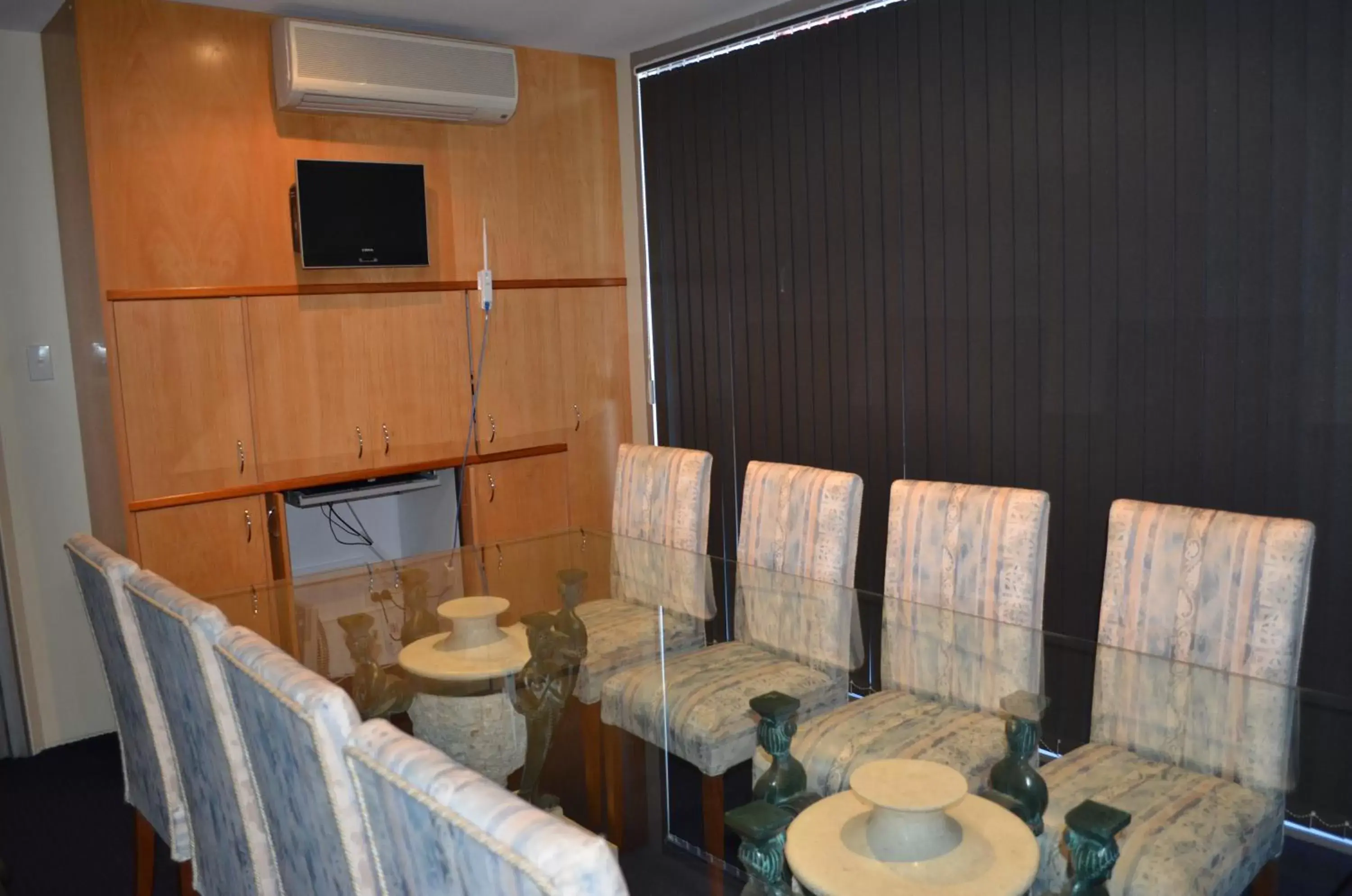 Meeting/conference room, Bathroom in Airport Motel Brisbane