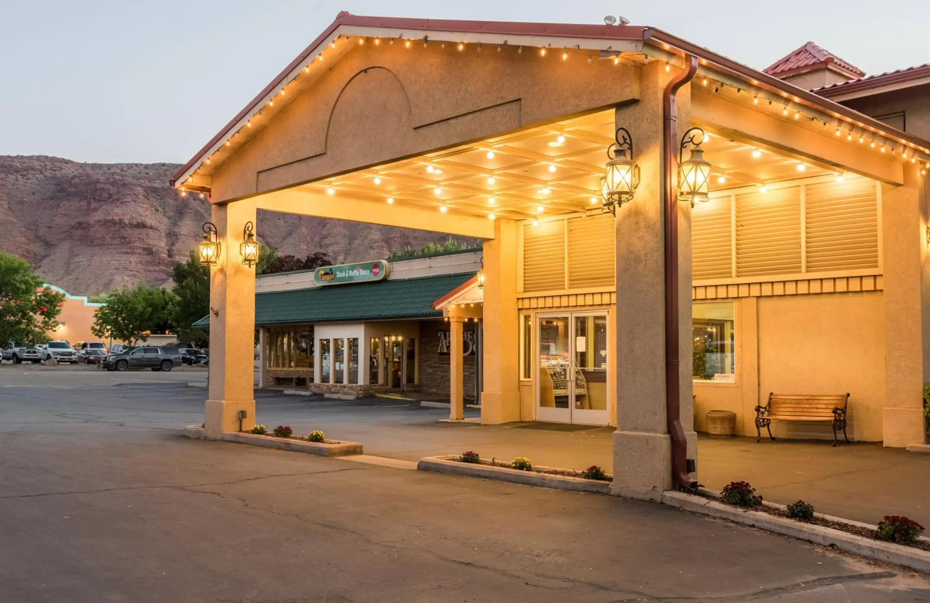 Restaurant/places to eat, Property Building in Hotel Moab Downtown