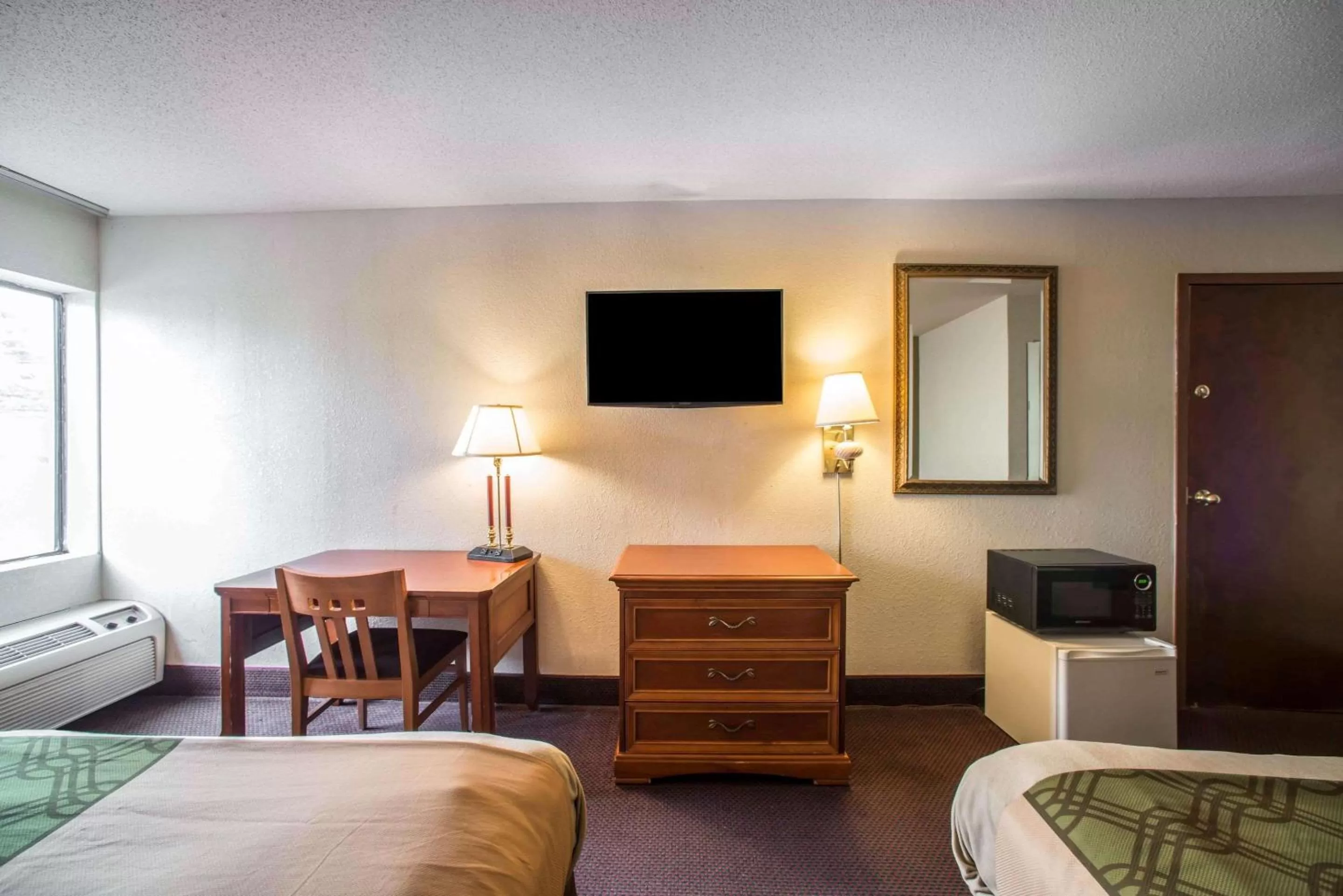 Photo of the whole room in Econo Lodge Marion