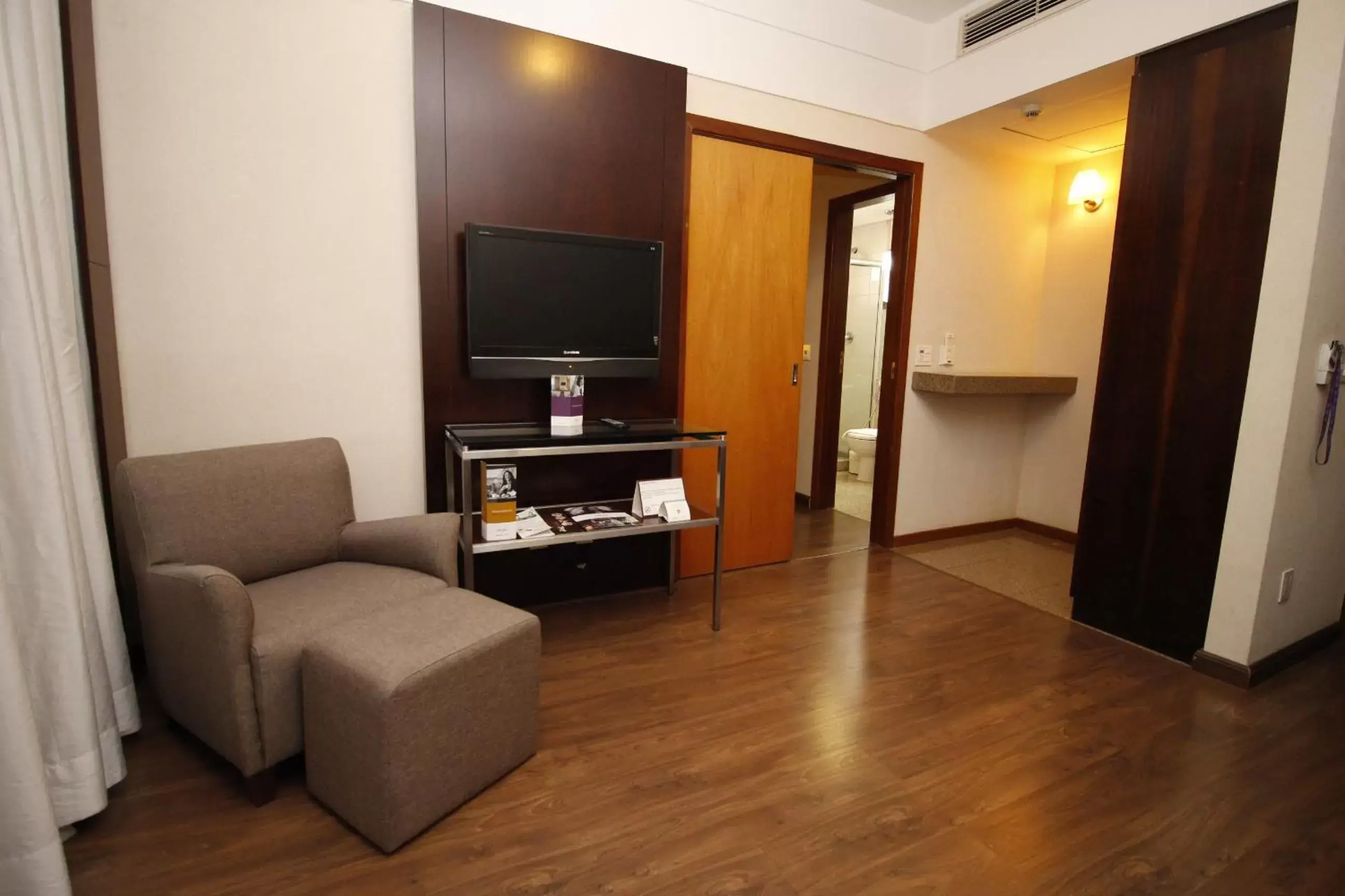 TV and multimedia, TV/Entertainment Center in Mercure Belo Horizonte Lourdes