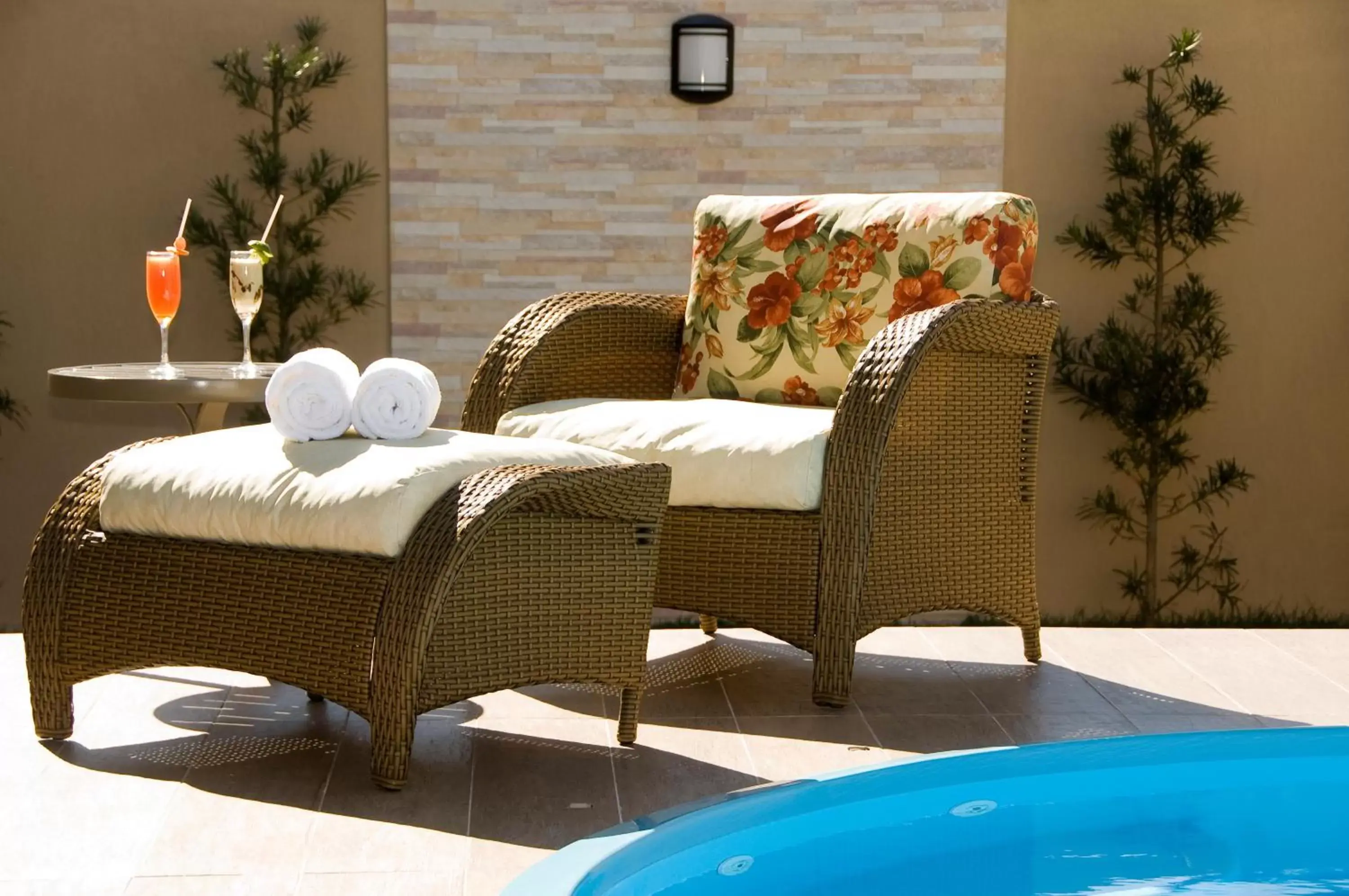 Balcony/Terrace, Swimming Pool in BH Jaraguá Hotel - Antes Bristol