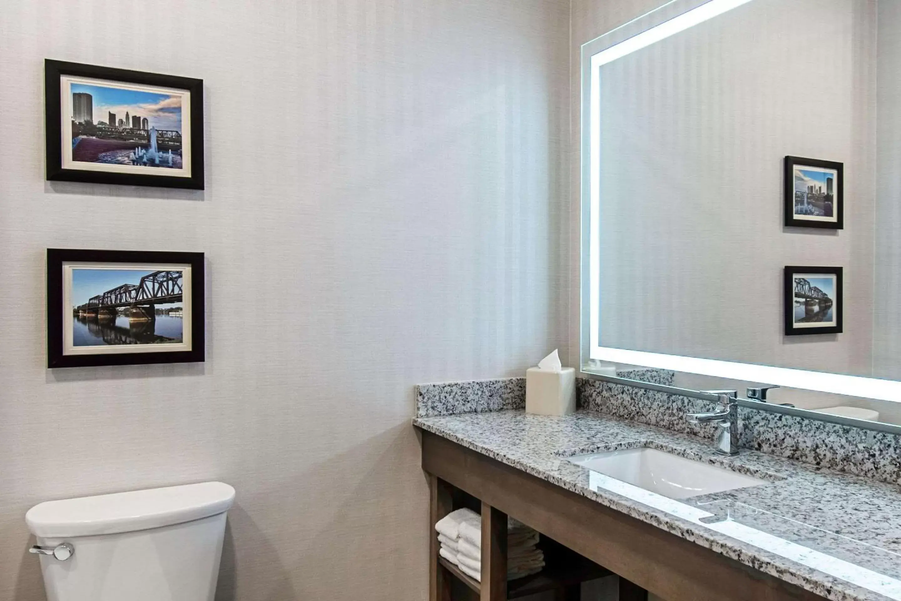 Photo of the whole room, Bathroom in Comfort Suites Grove City - Columbus South