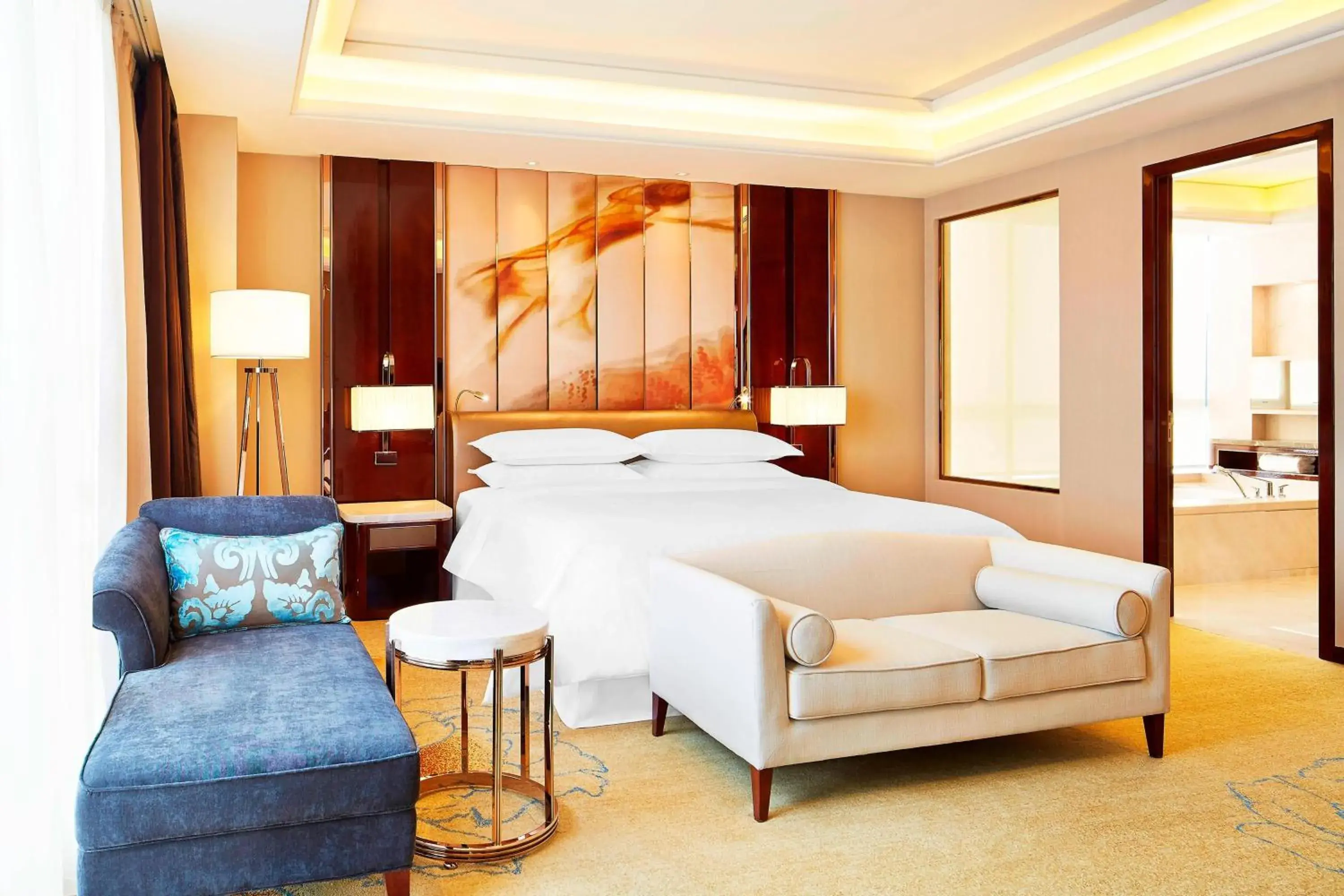 Photo of the whole room, Bed in Sheraton Grand Zhengzhou Hotel