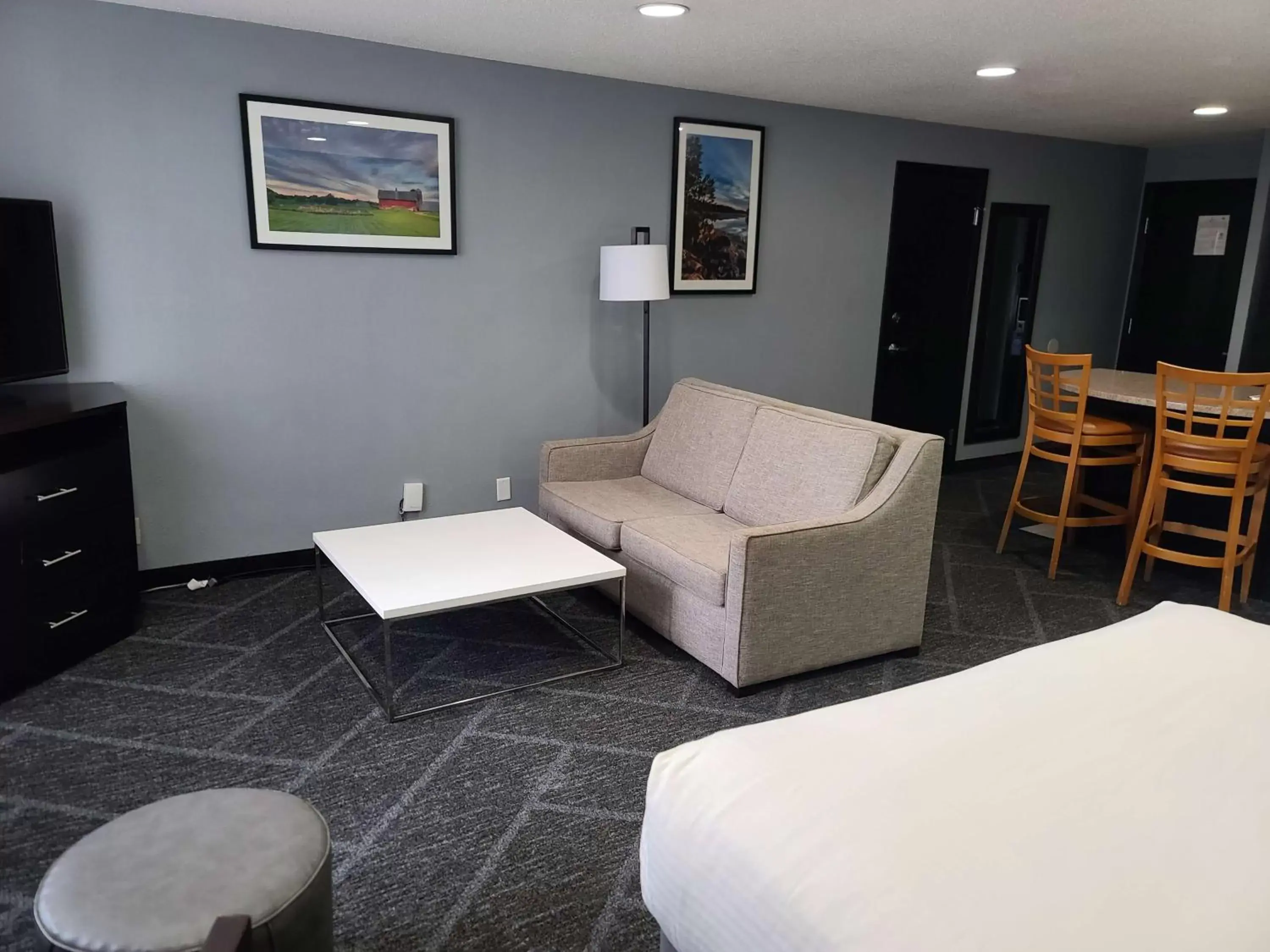 Bedroom, Seating Area in Best Western Rochester Hotel Mayo Clinic Area/ St. Mary's