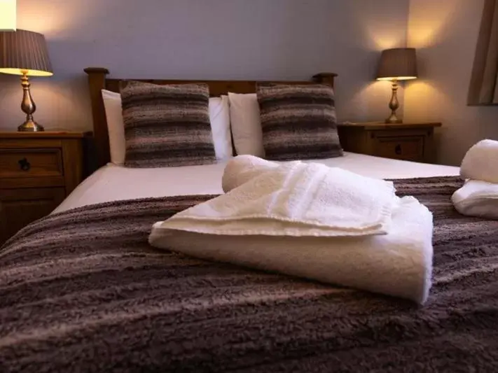 Bedroom, Bed in Stonehenge Inn & Shepherd's Huts