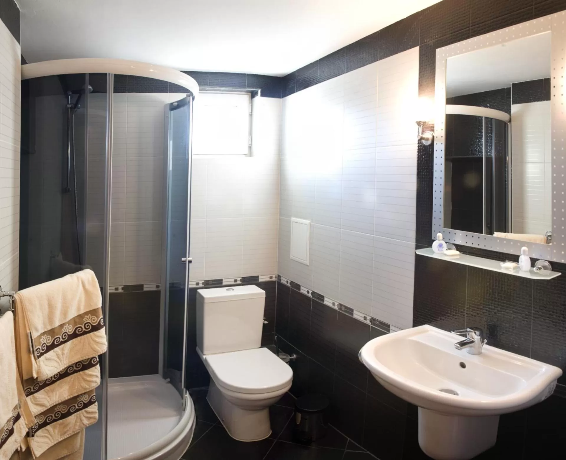 Toilet in Aneli Hotel