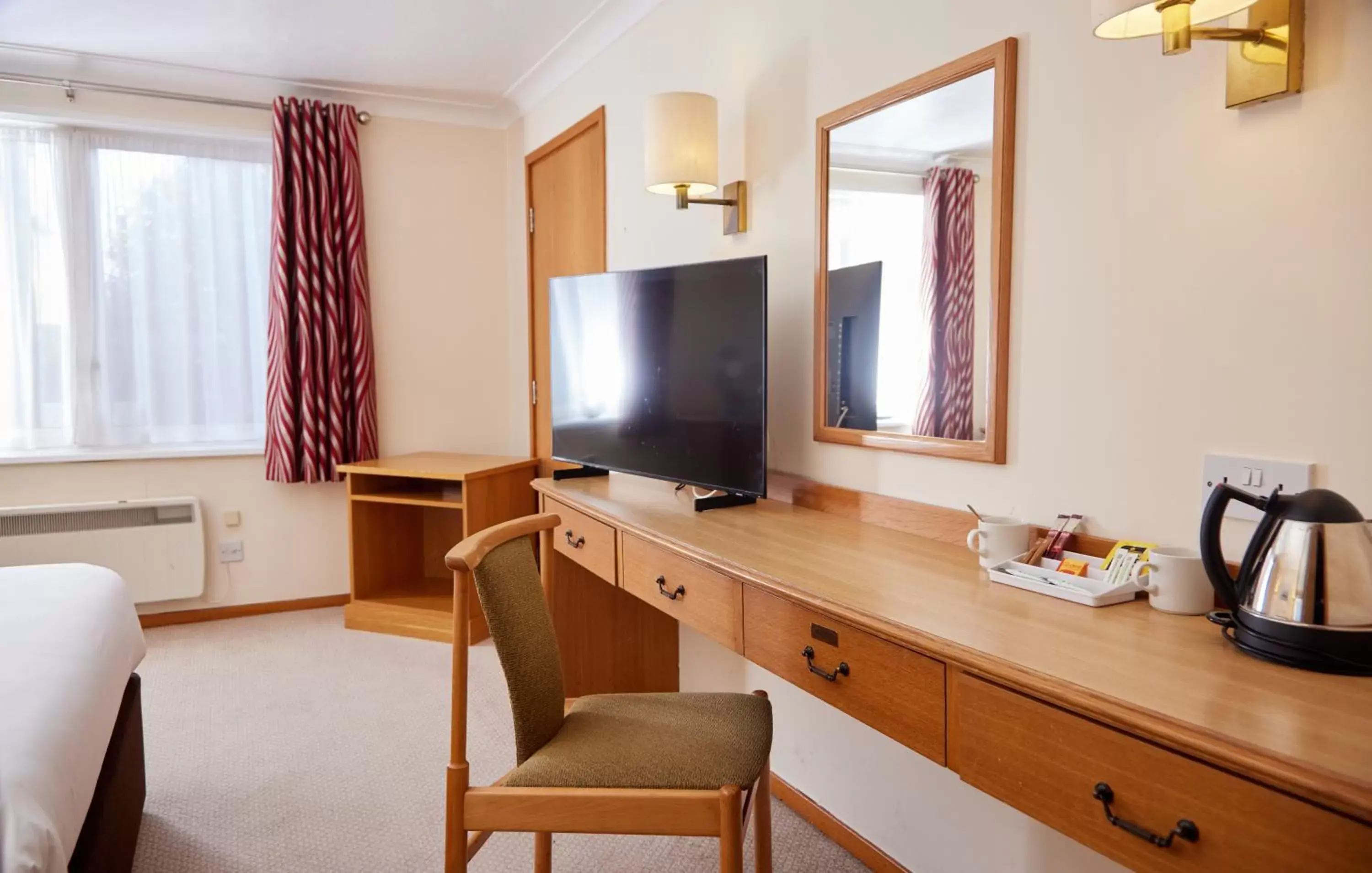 Coffee/tea facilities, TV/Entertainment Center in Farmhouse Innlodge by Greene King Inns