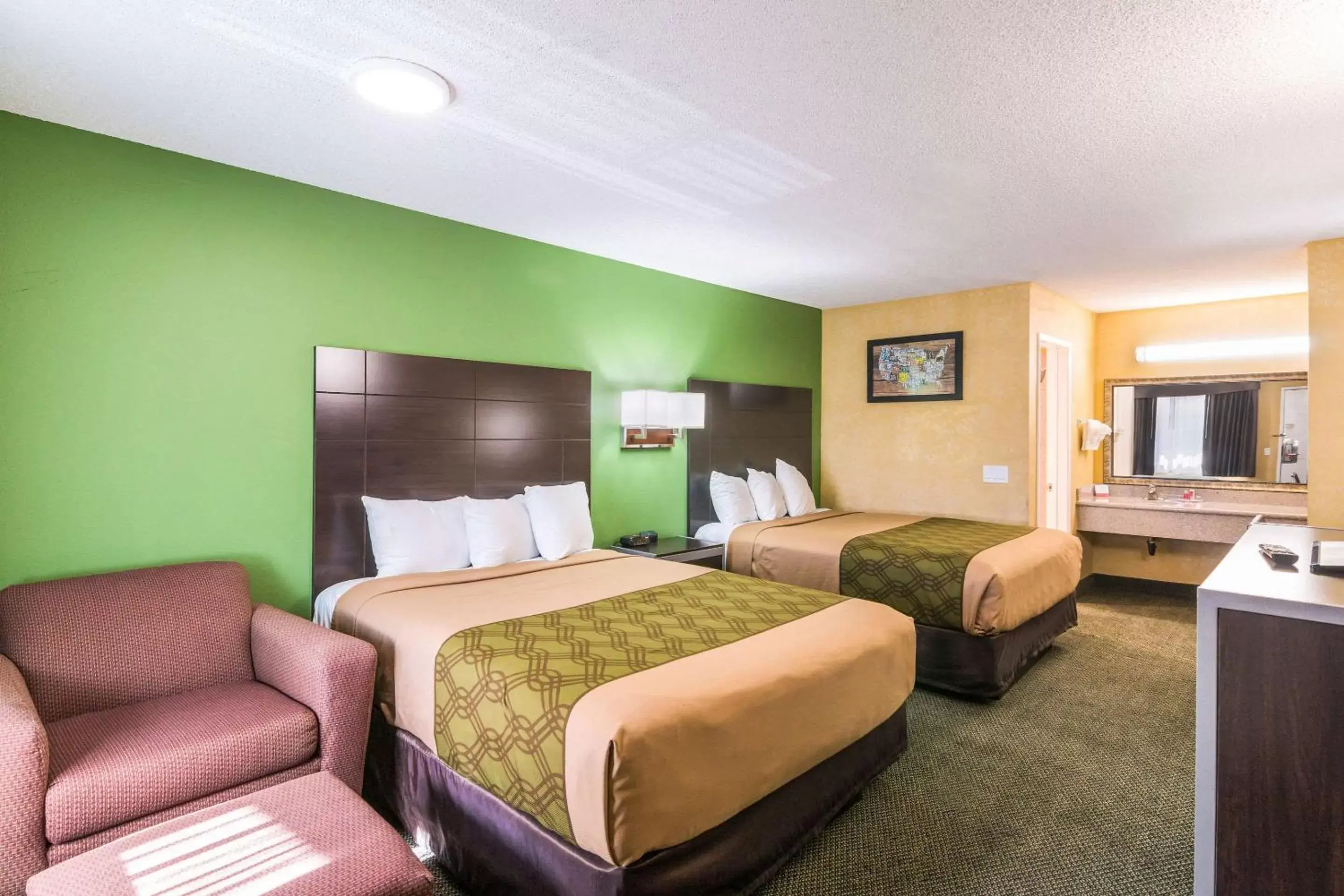 Photo of the whole room, Bed in Econo Lodge Hesperia - Victorville I-15