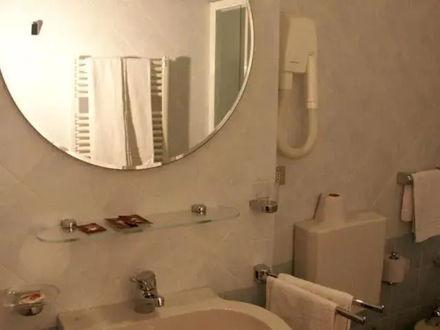 Bathroom in Hotel Montereale