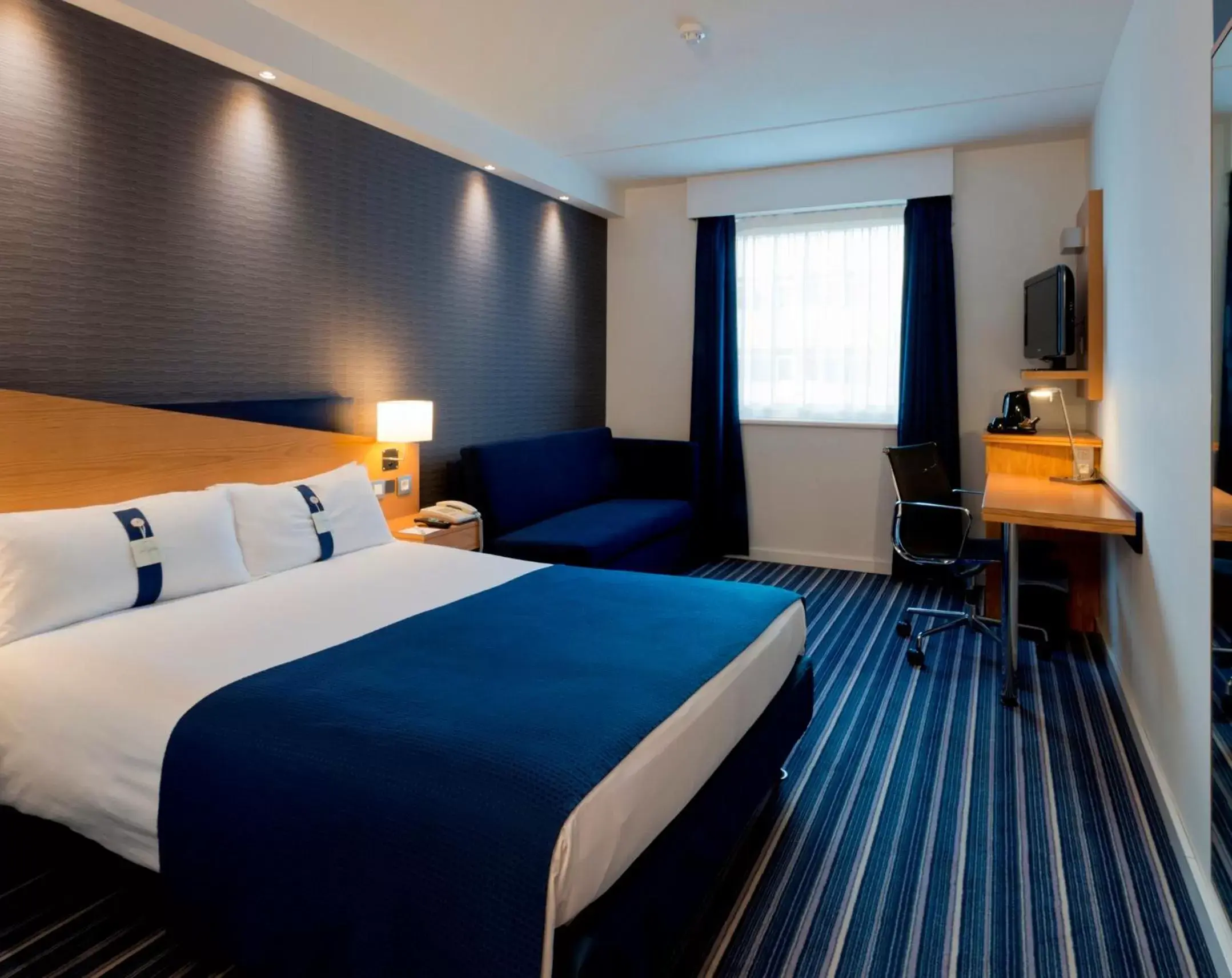Photo of the whole room, Bed in Holiday Inn Express Antwerpen City North, an IHG Hotel