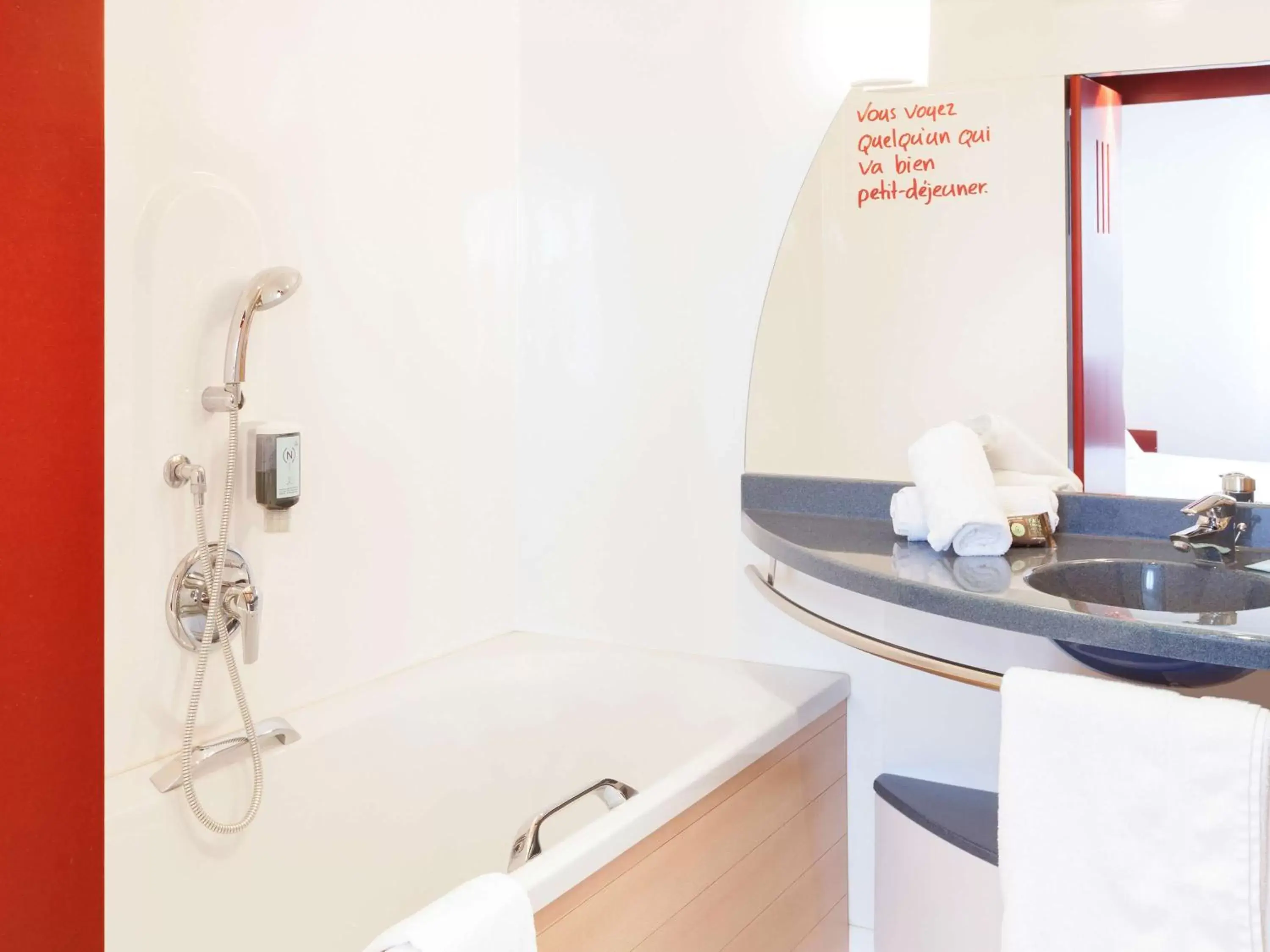 Photo of the whole room, Bathroom in Novotel Suites Clermont Ferrand Polydome