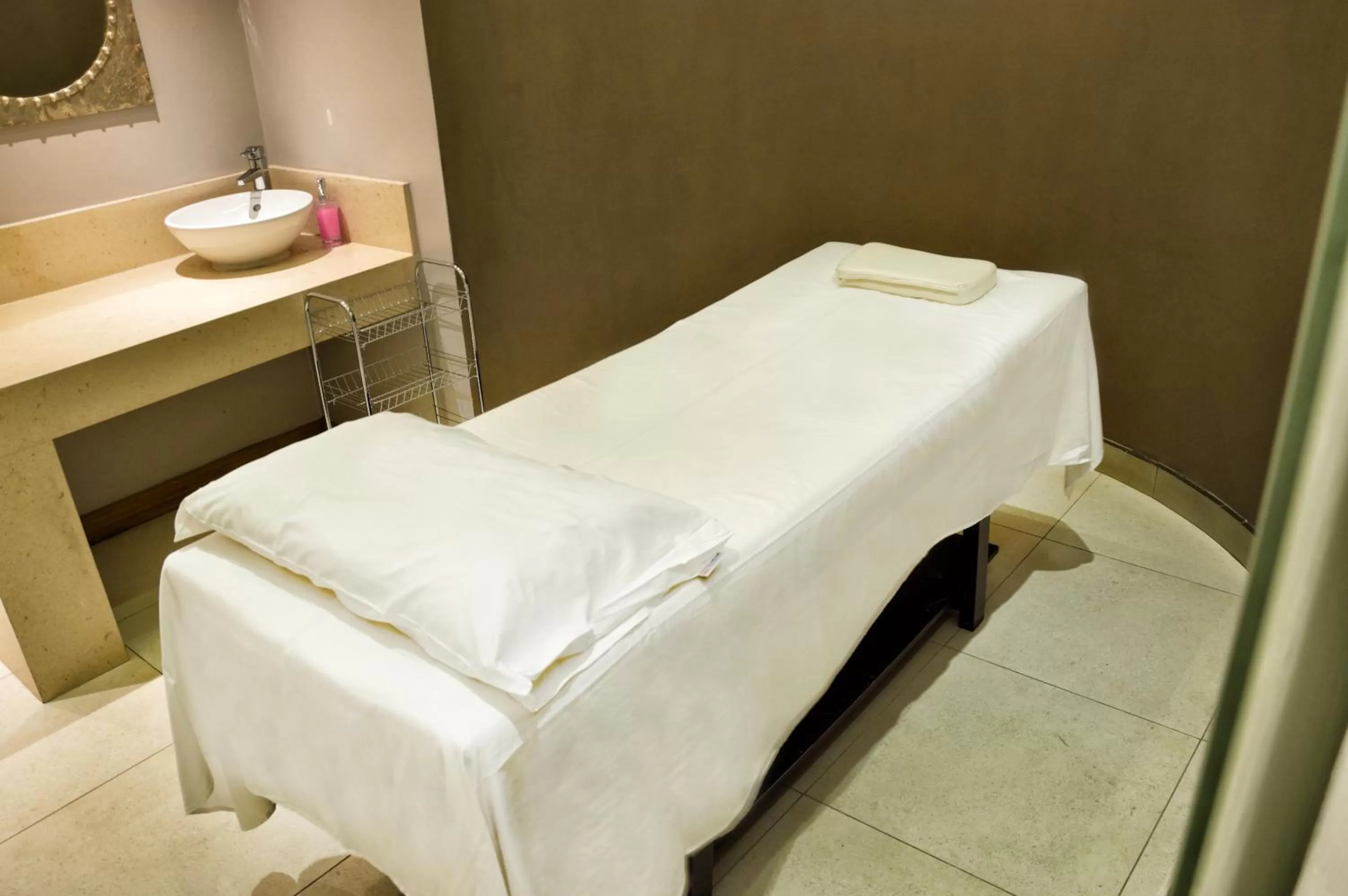 Fitness centre/facilities in The Zehneria Hotel