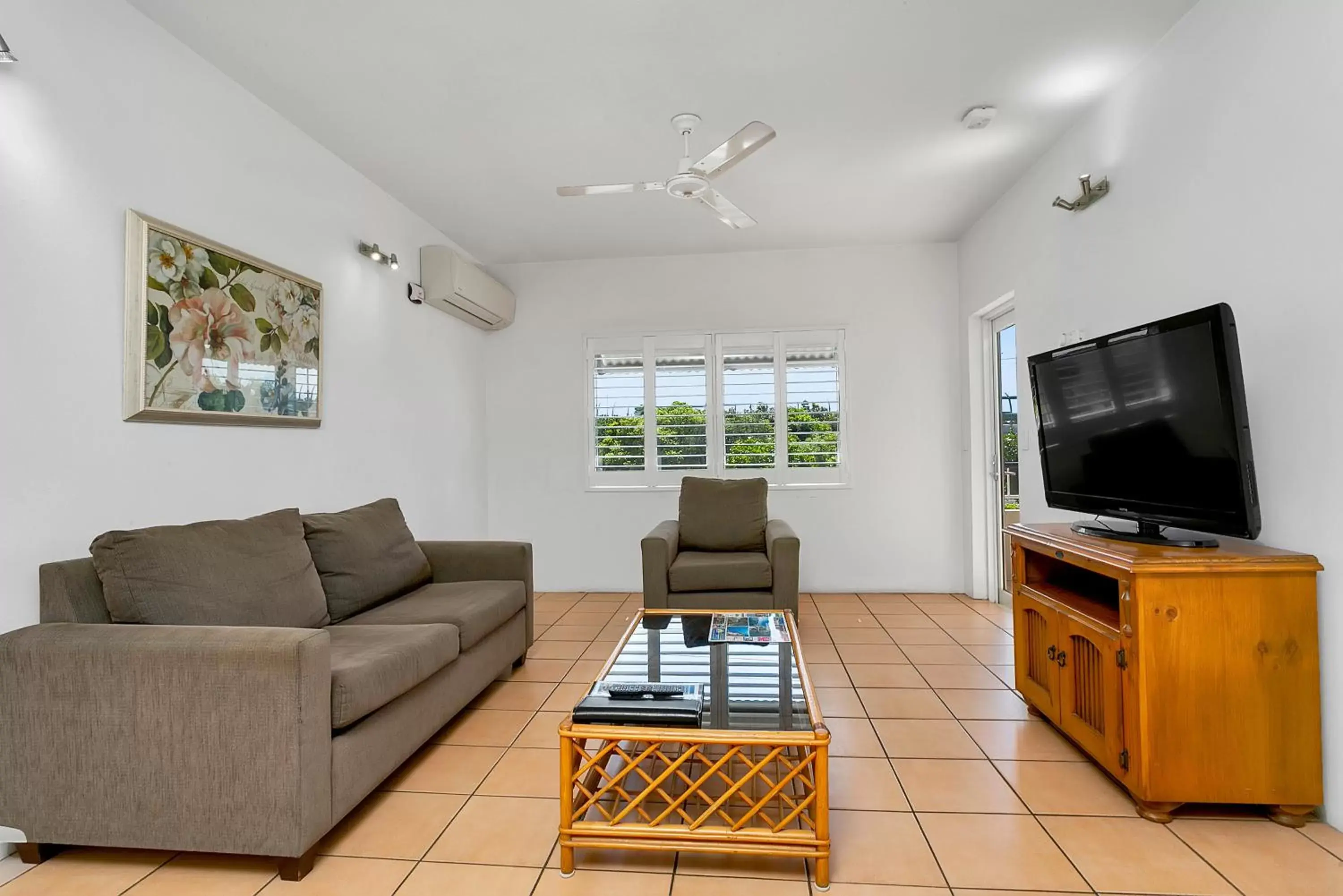 TV and multimedia, Seating Area in Cairns Reef Apartments & Motel