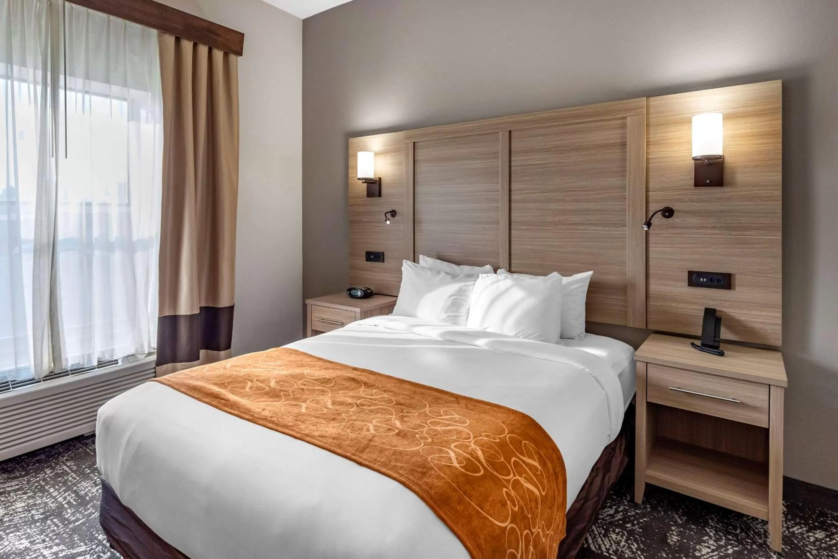 Photo of the whole room, Bed in Comfort Suites Anderson-Clemson