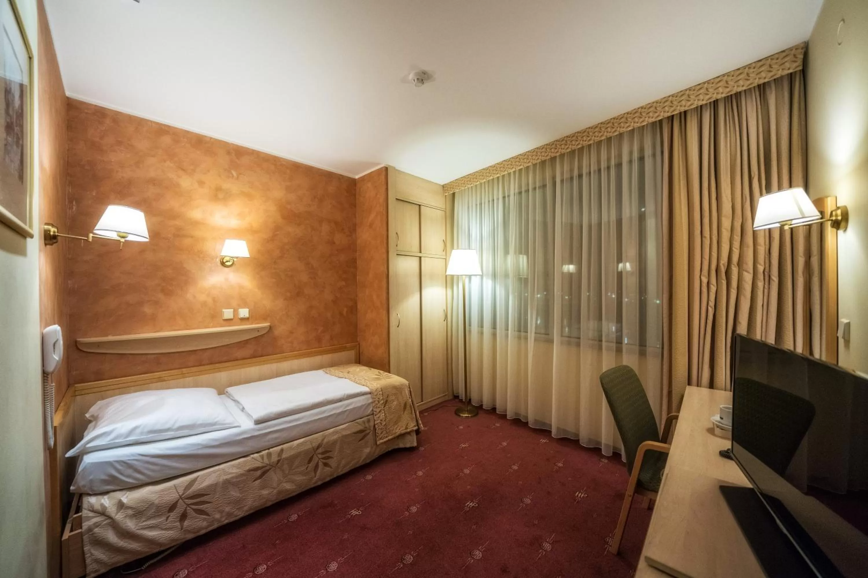 Bed in HP Park Plaza