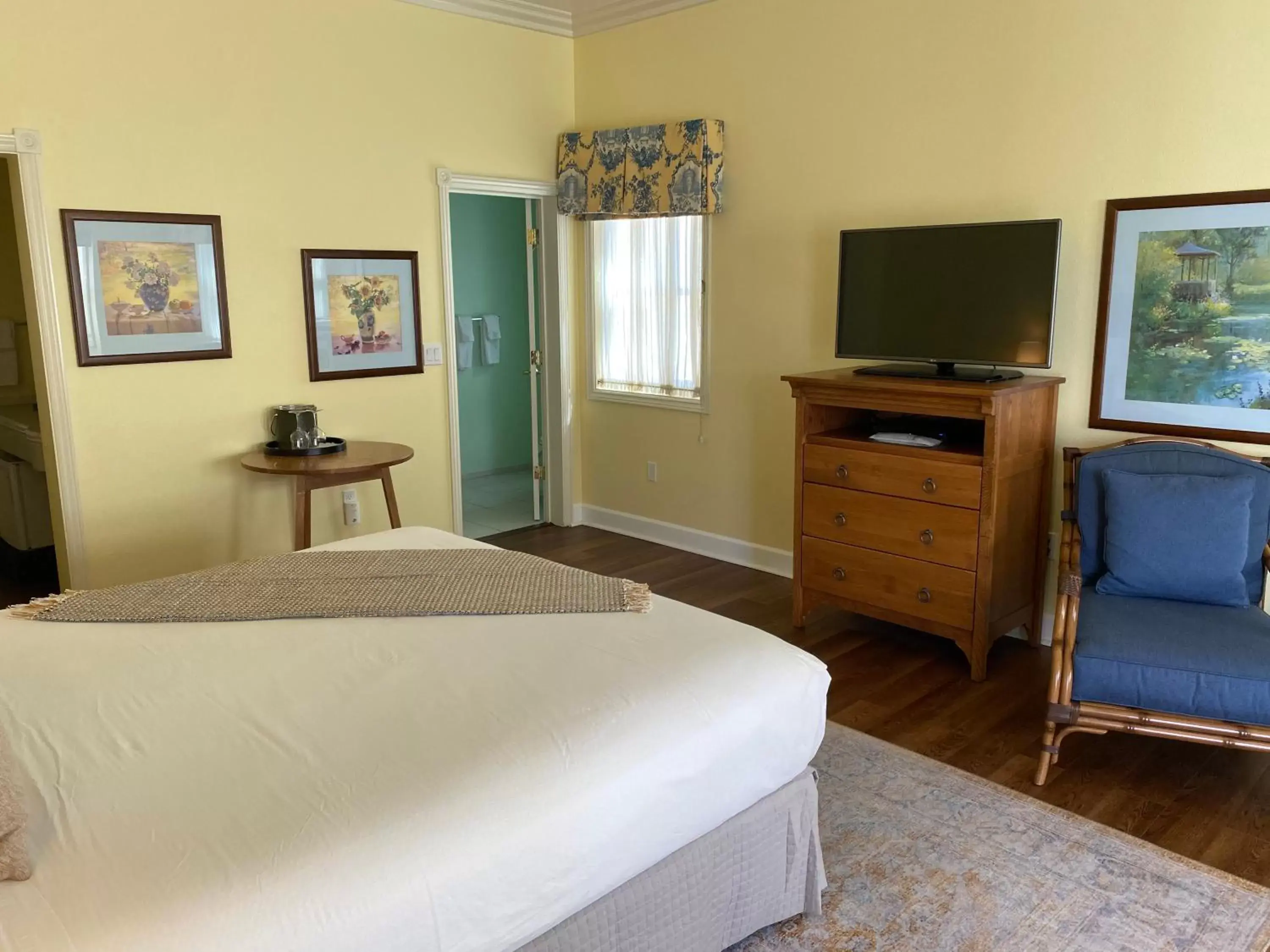 Photo of the whole room, Bed in Elm House Inn