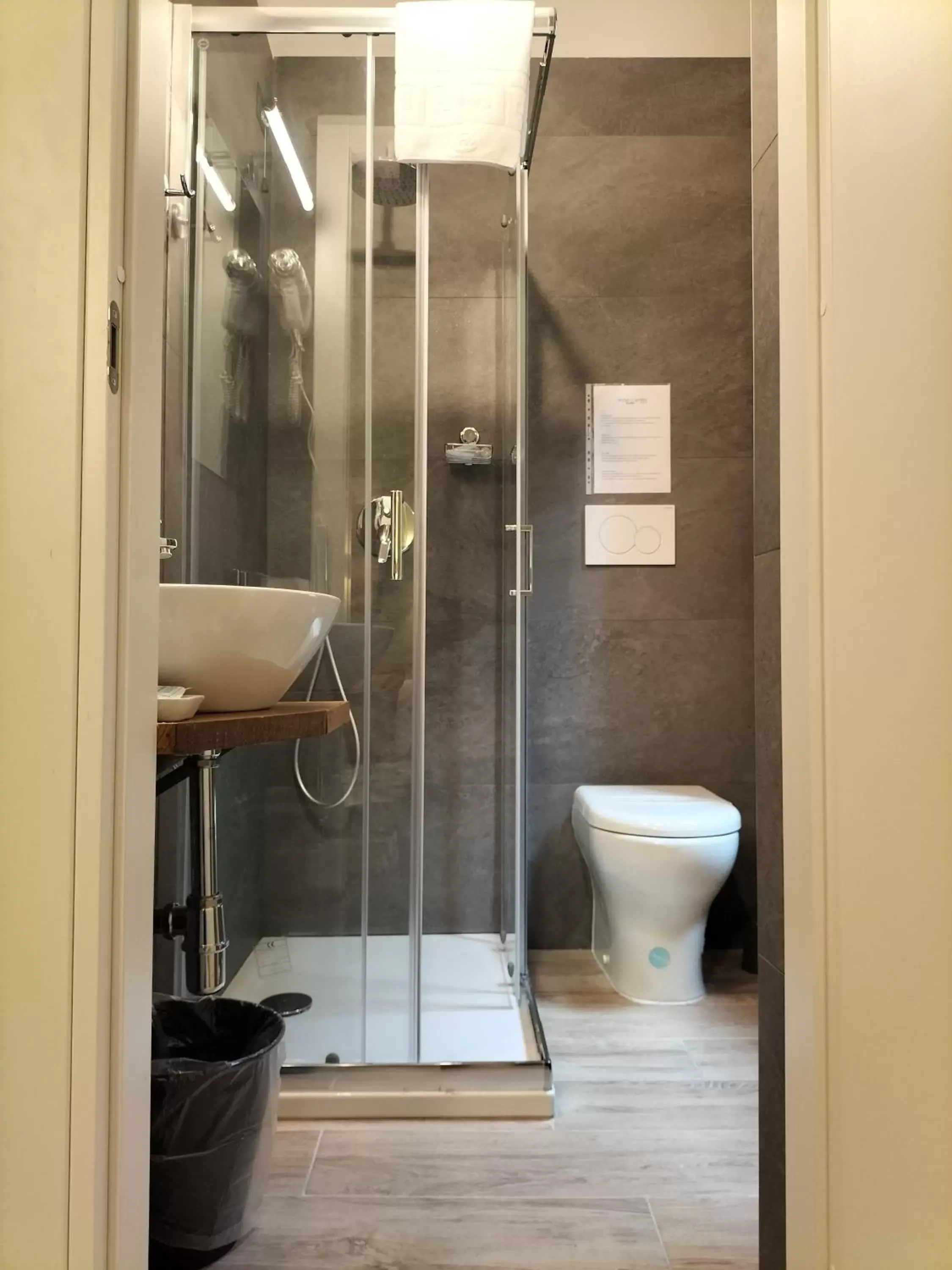 Shower, Bathroom in Hotel Camilla Guelfa