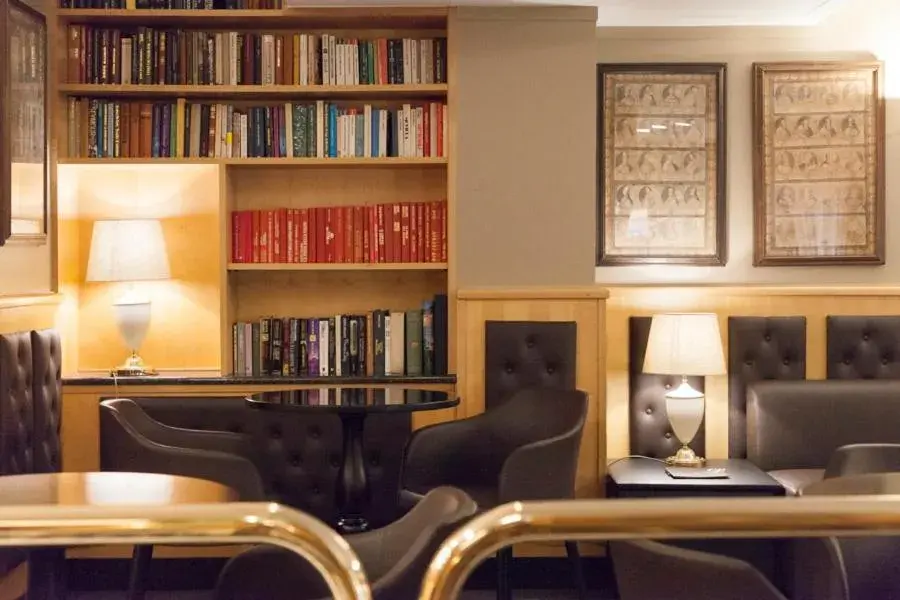 Lobby or reception, Library in Hotel Mentana