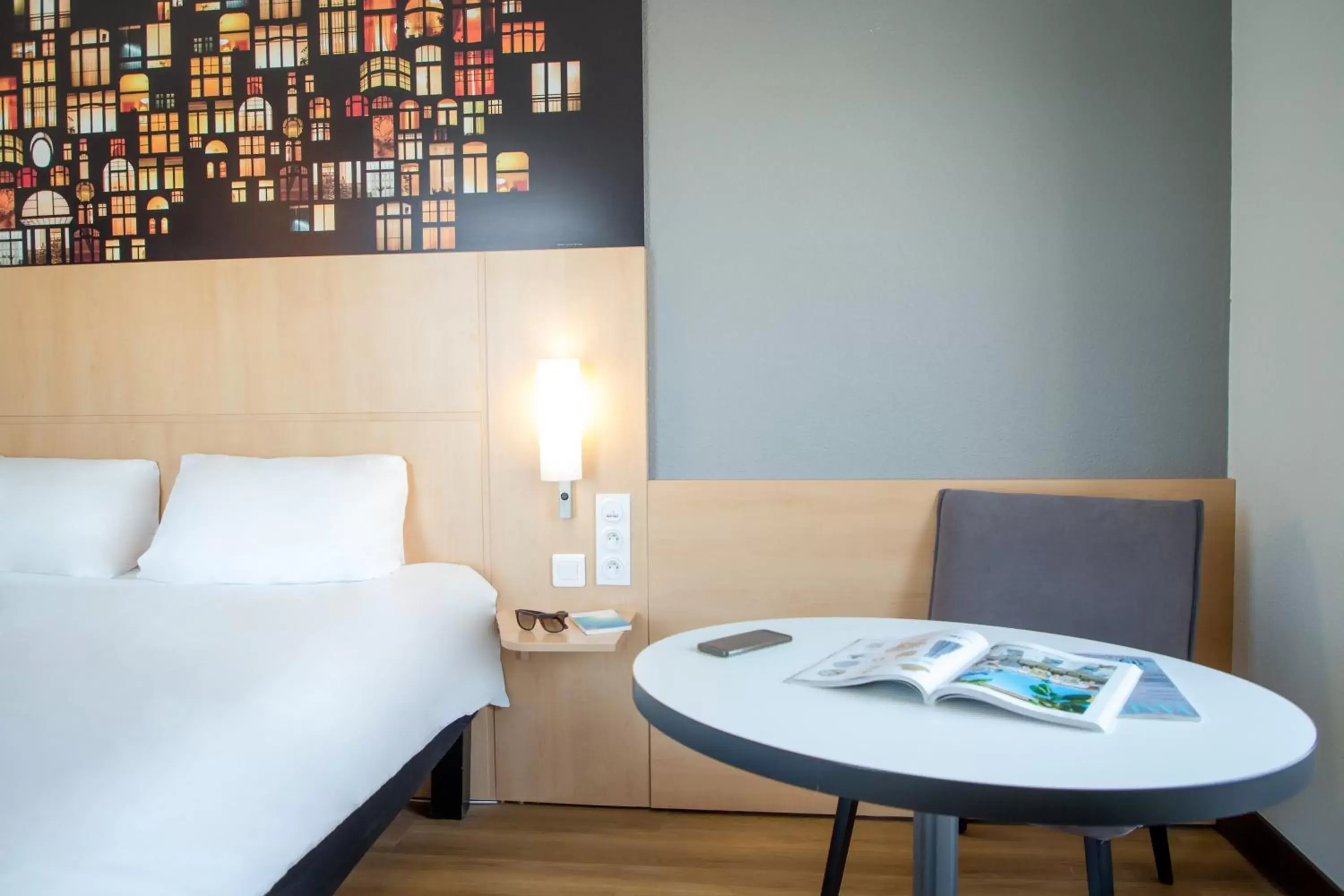 Seating area, Bed in ibis Lyon Sud Vienne Saint-Louis