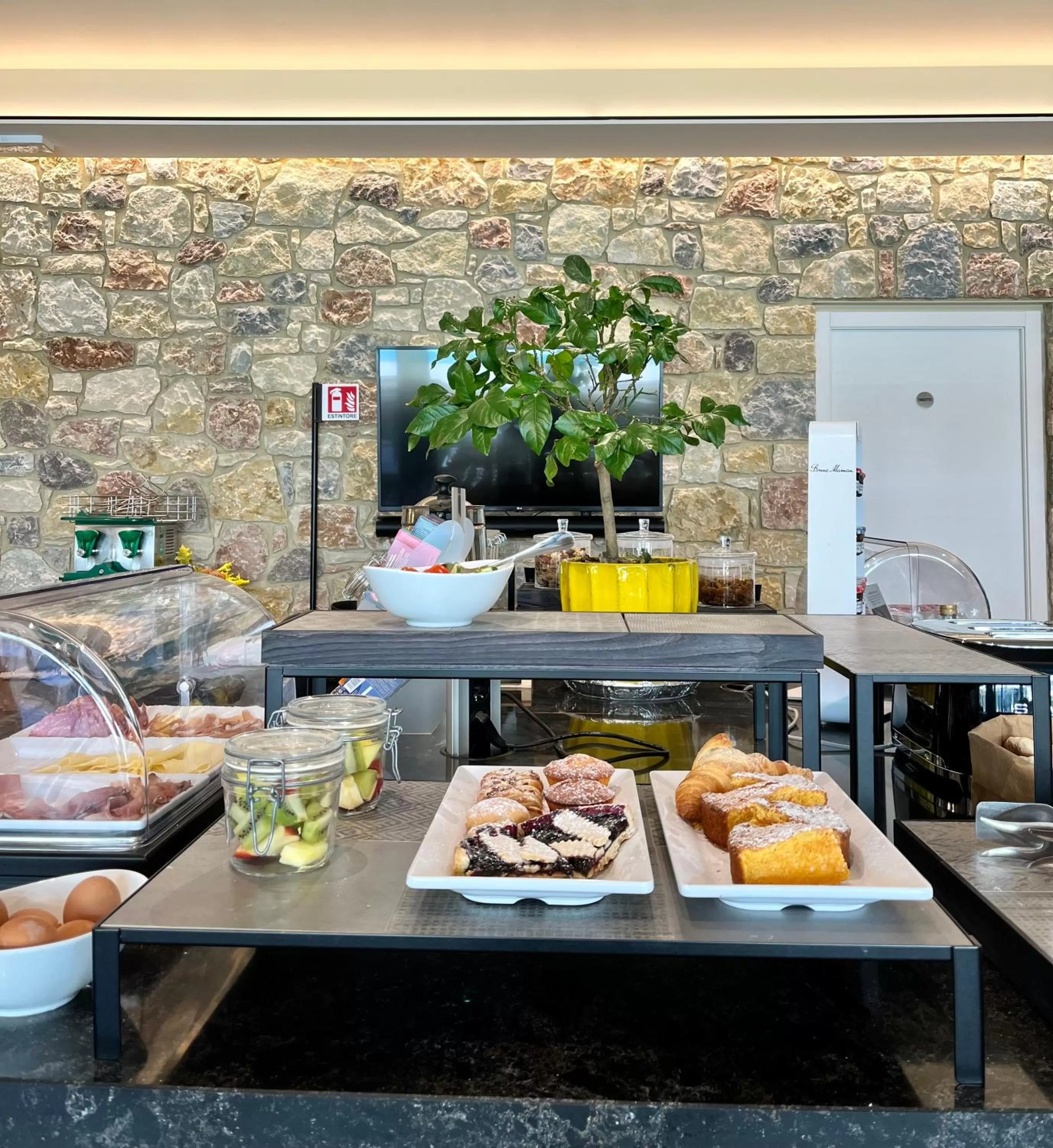 Buffet breakfast in Relais Limonaia - Suites & Garden SPA