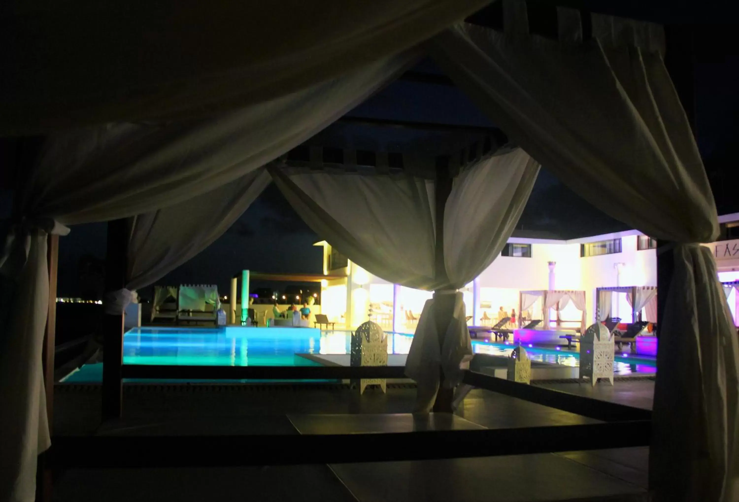 Restaurant/places to eat, Swimming Pool in Hotel LIVVO Budha Beach