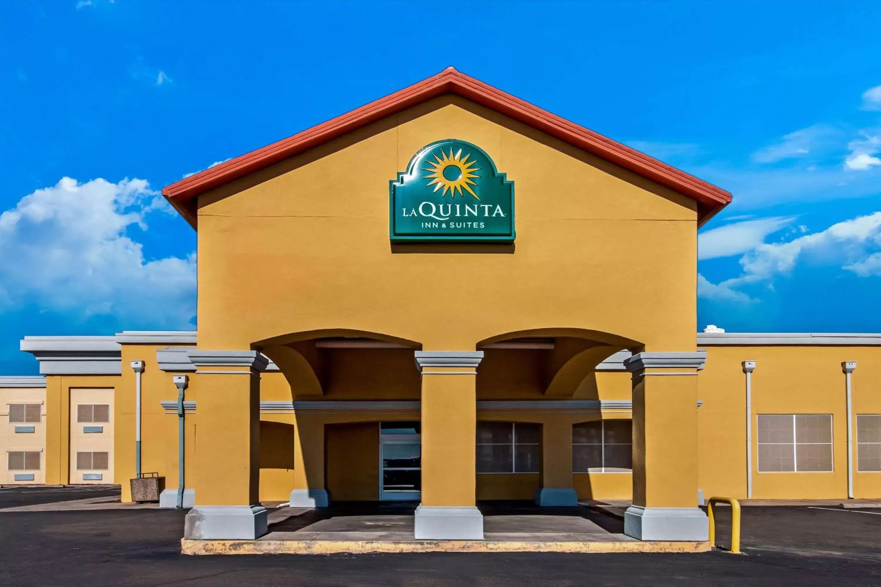 Property Building in La Quinta by Wyndham Santa Rosa