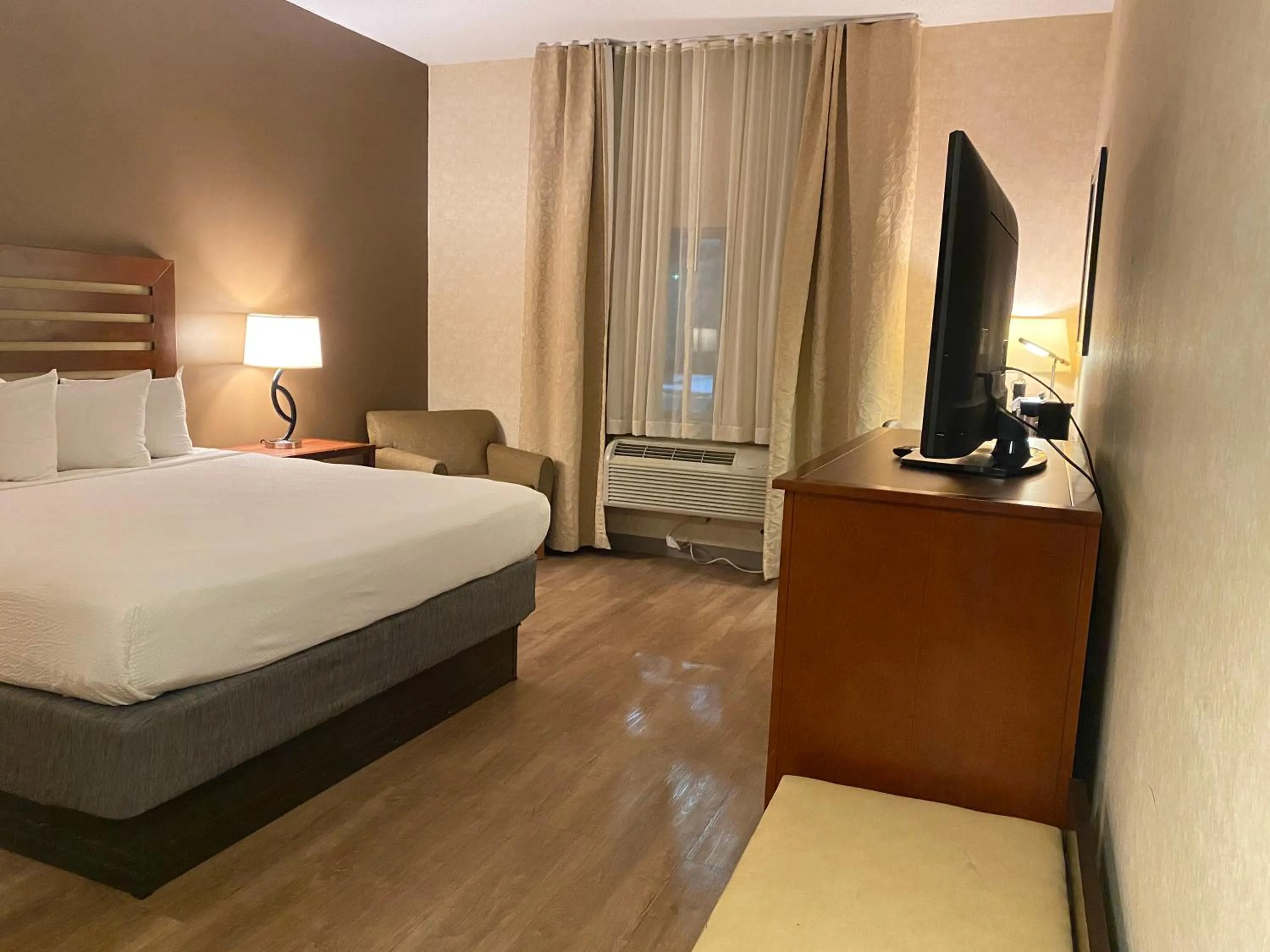 Bed in Wyndham Garden Grand Rapids Airport