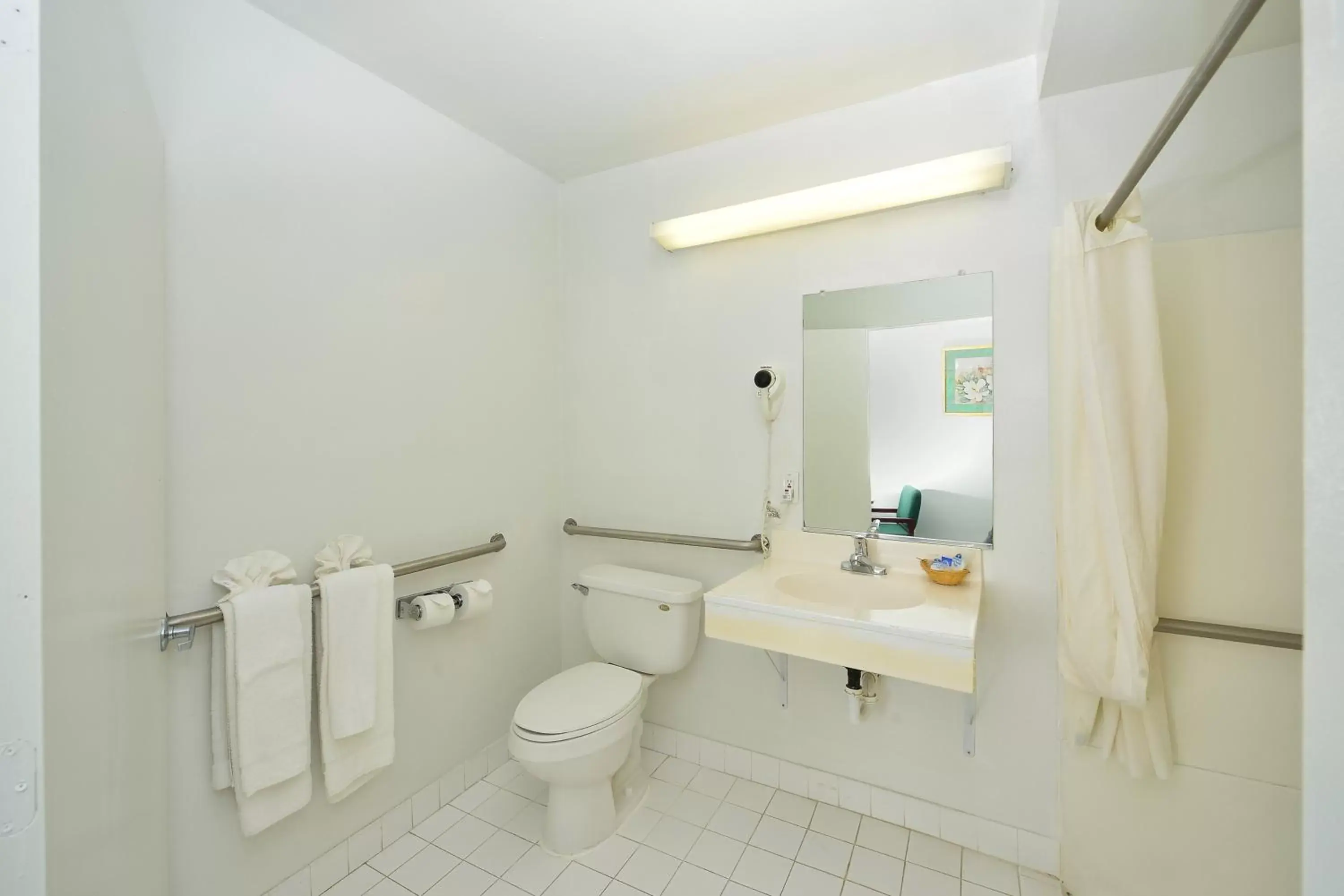 Toilet, Bathroom in Americas Best Value Inn - Chico