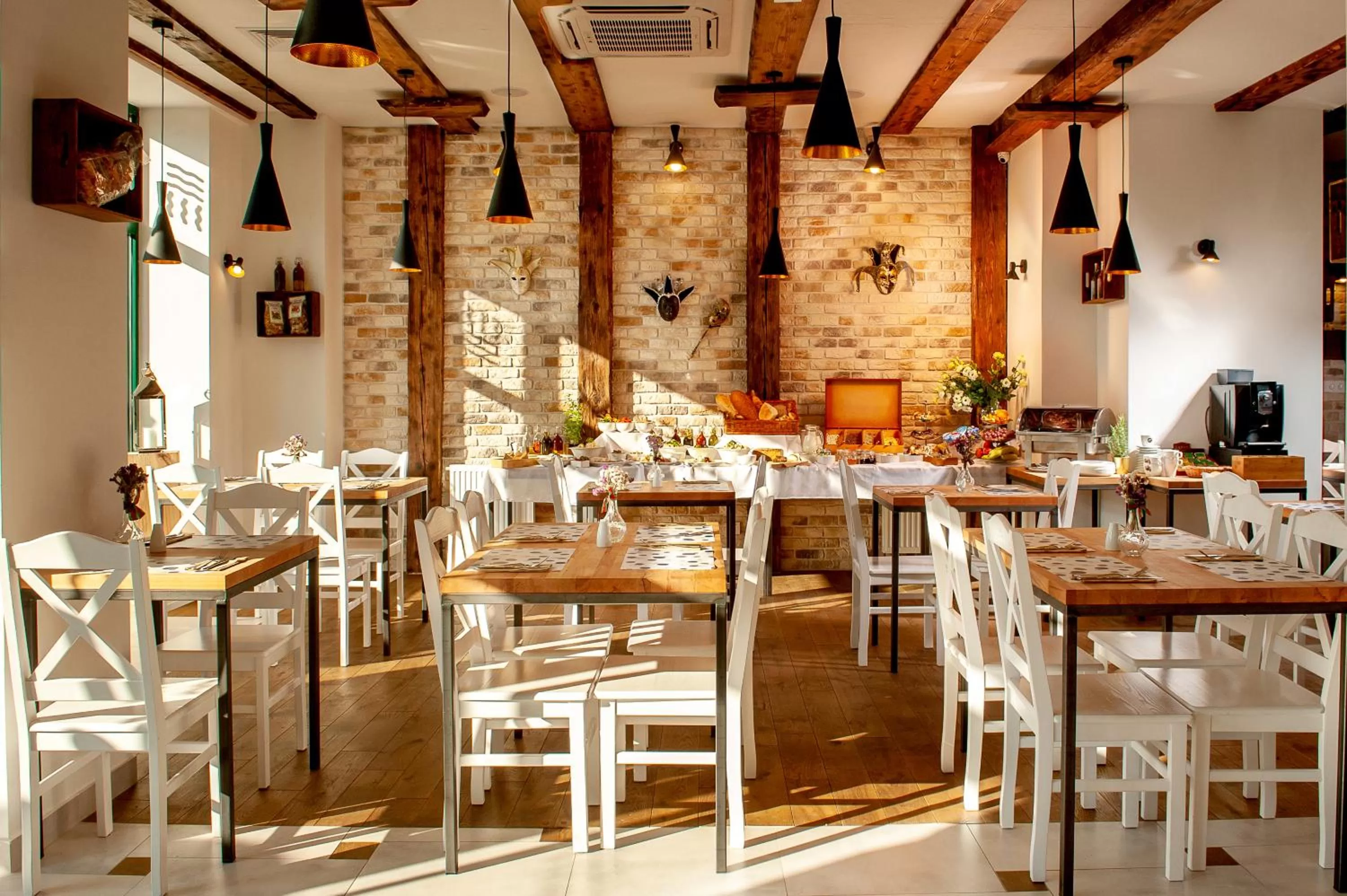 Restaurant/places to eat in Plaza Boutique Hotel