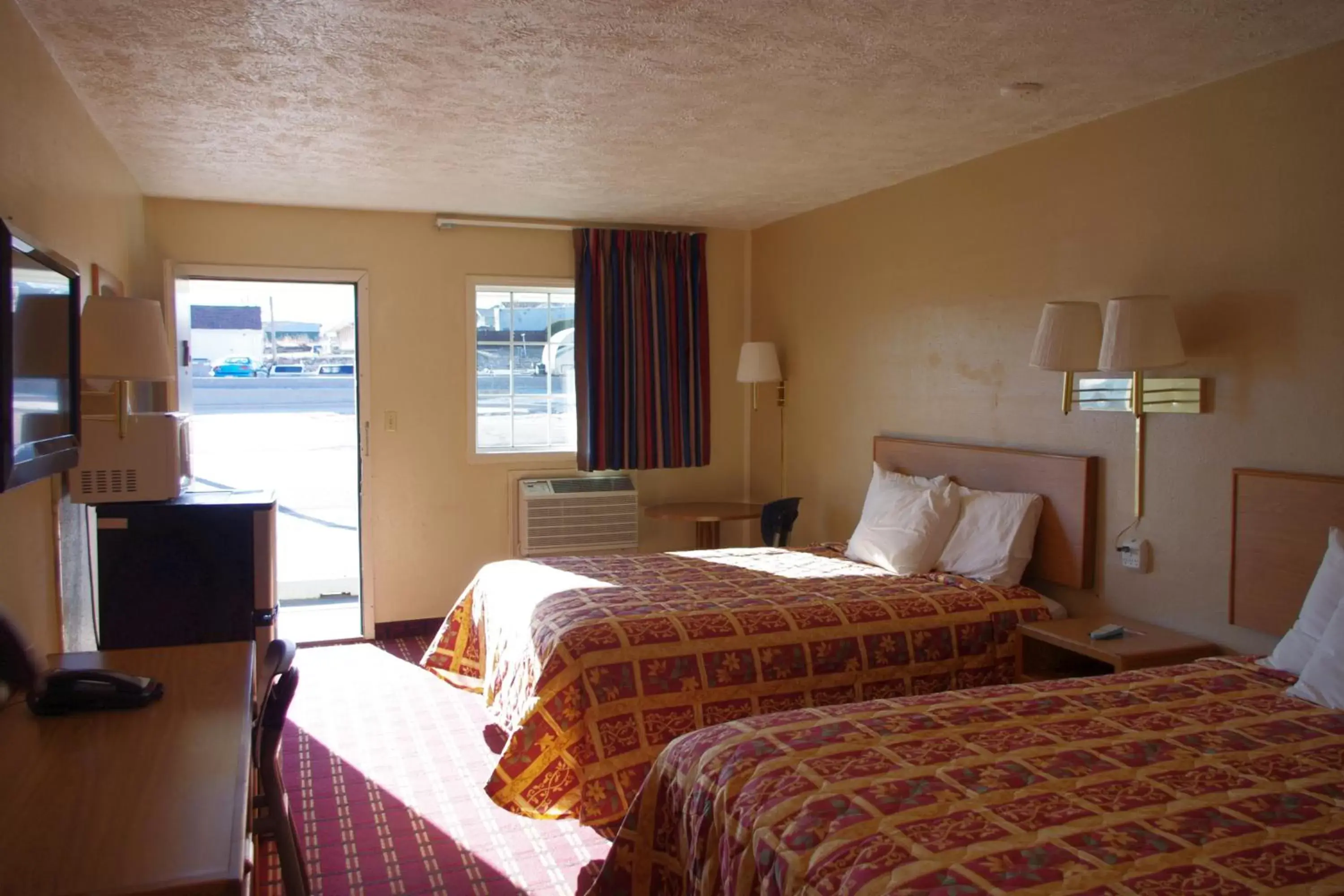 Photo of the whole room, Bed in Economy Inn McCook