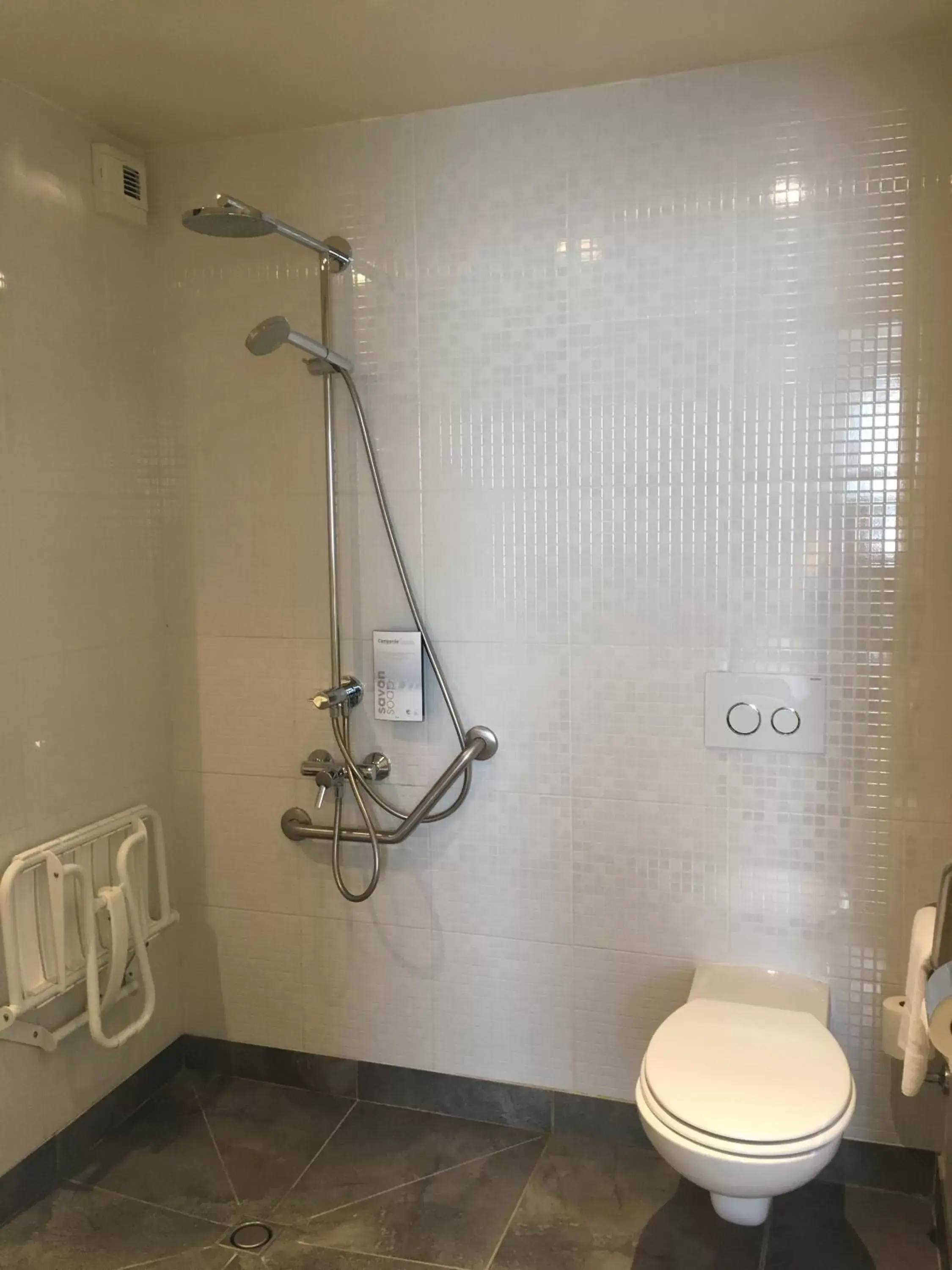 Shower, Bathroom in Campanile Marne la Vallée - Bussy Saint-Georges