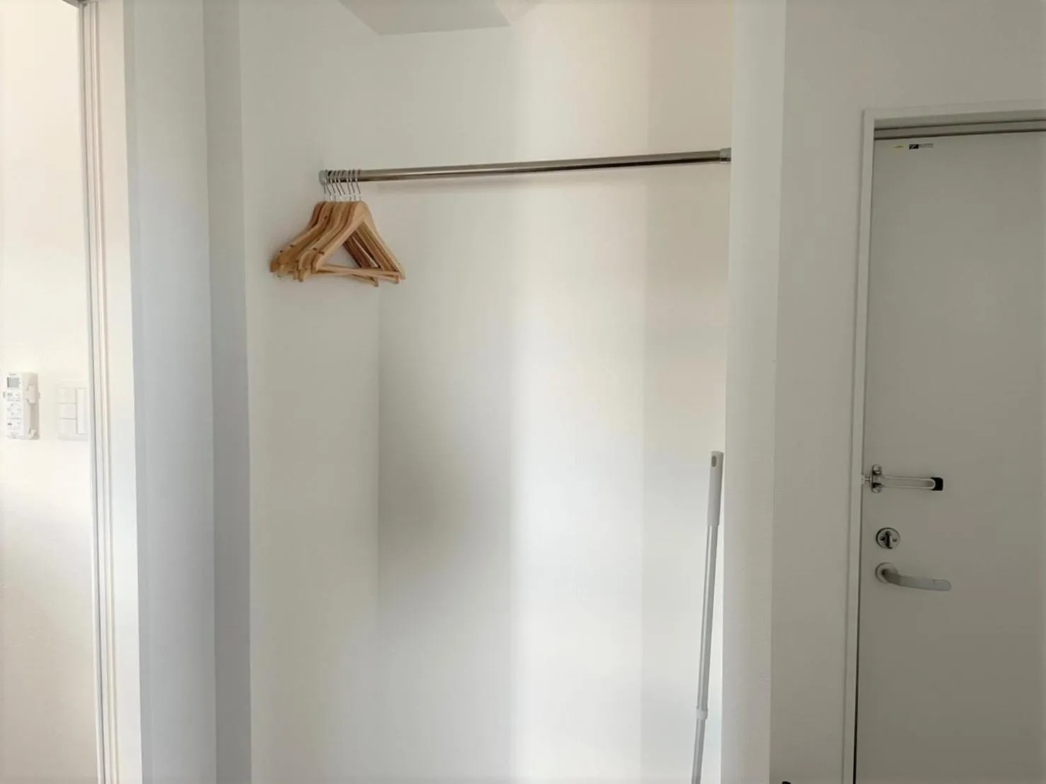 Photo of the whole room in New Normal Hotel in NAMINOUE ニューノーマルホテルイン波の上