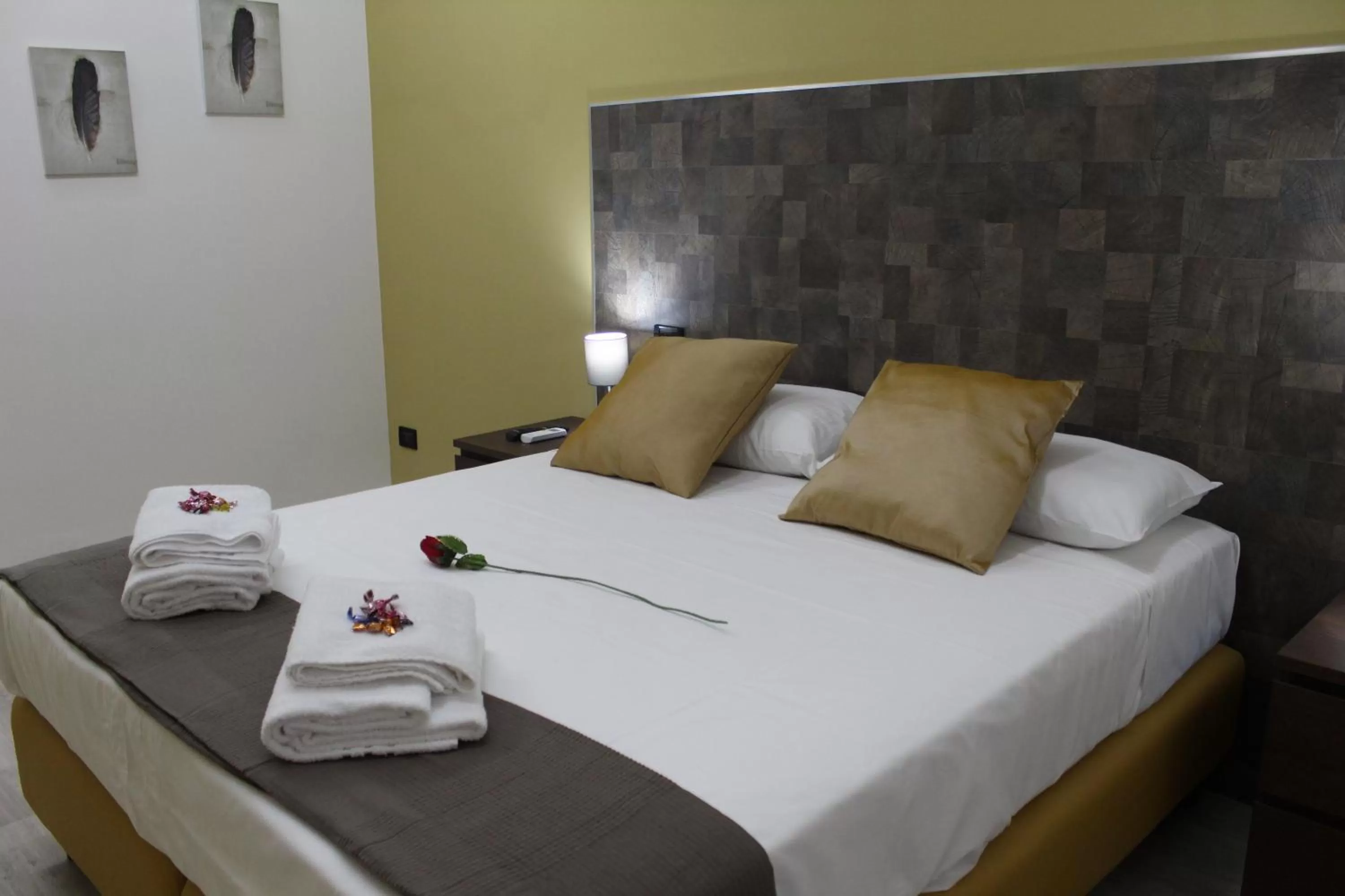 Bed in Royalty Rooms & Spa