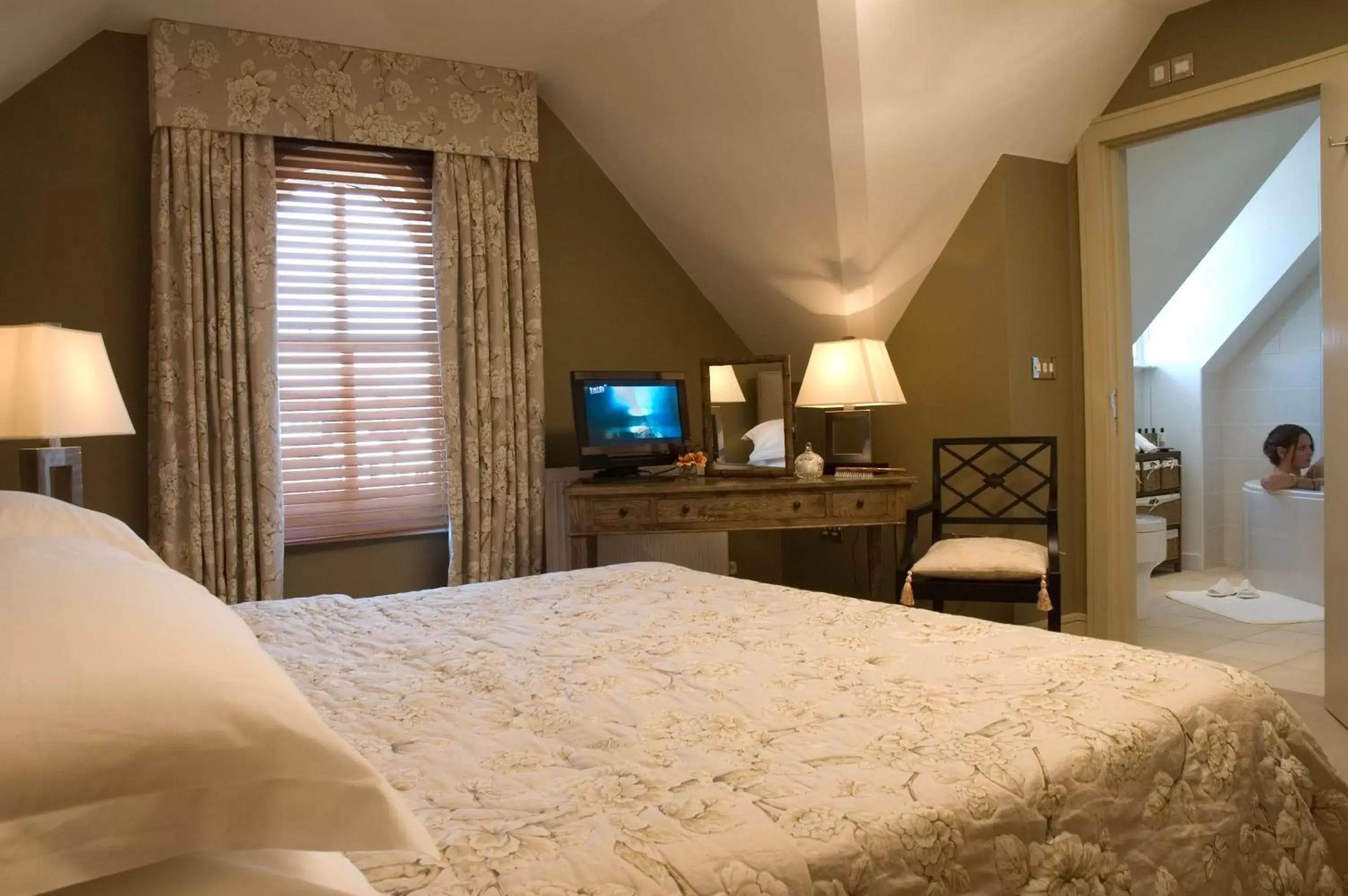 Bedroom, Bed in The Seaview Hotel And Restaurant