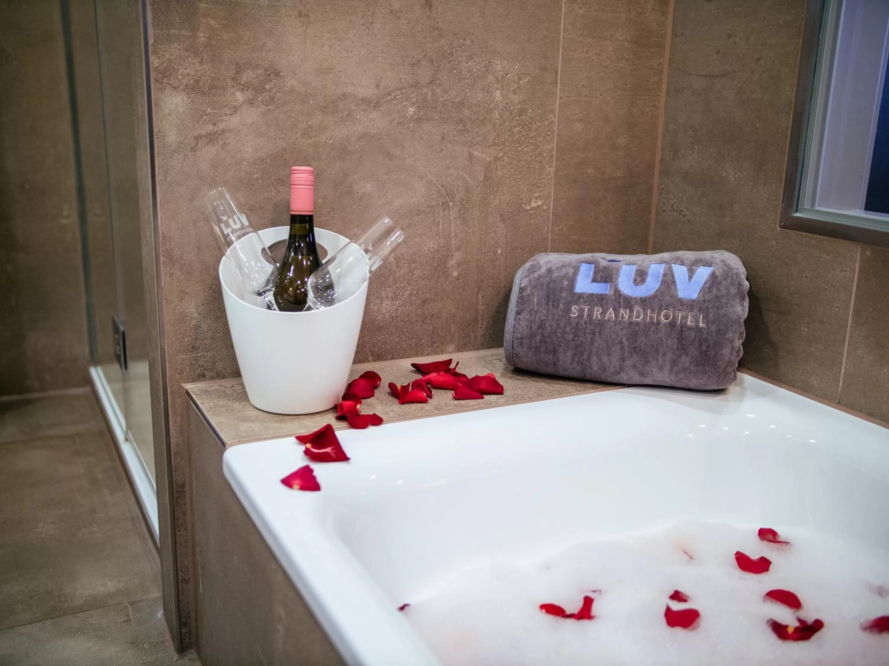 Bathroom, Bed in Strandhotel Luv