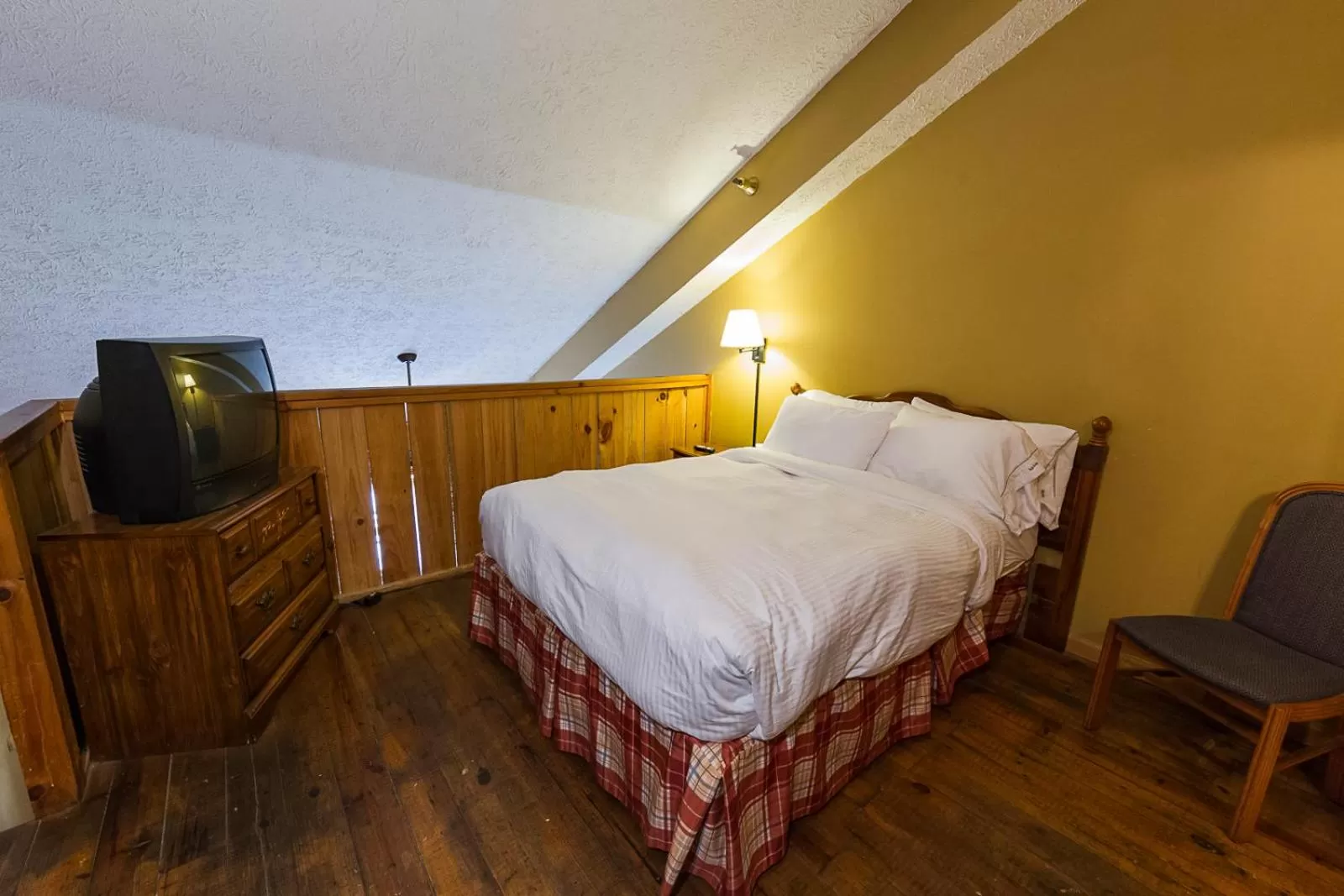 Photo of the whole room, Bed in Timbers Lodge