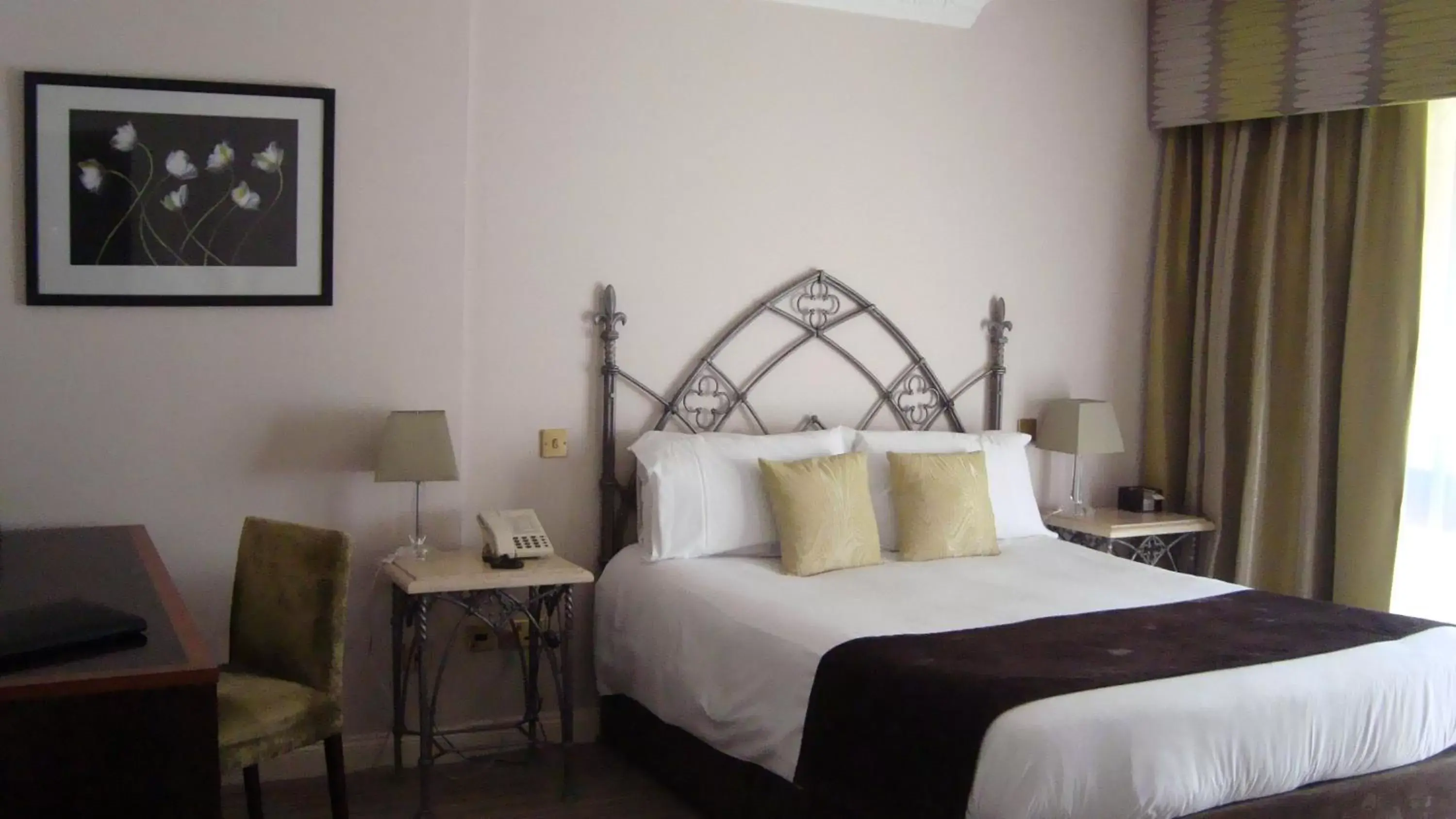 Bedroom, Bed in Waterton Park Hotel