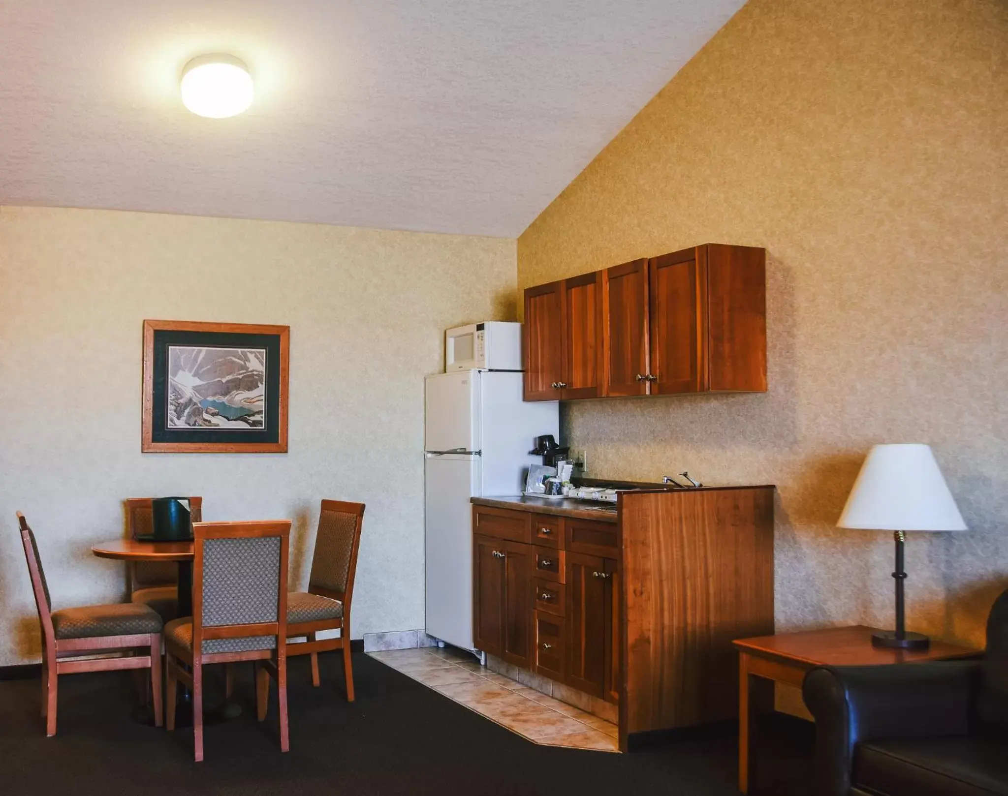 Kitchen or kitchenette, Kitchen/Kitchenette in Stony Plain Inn & Suites