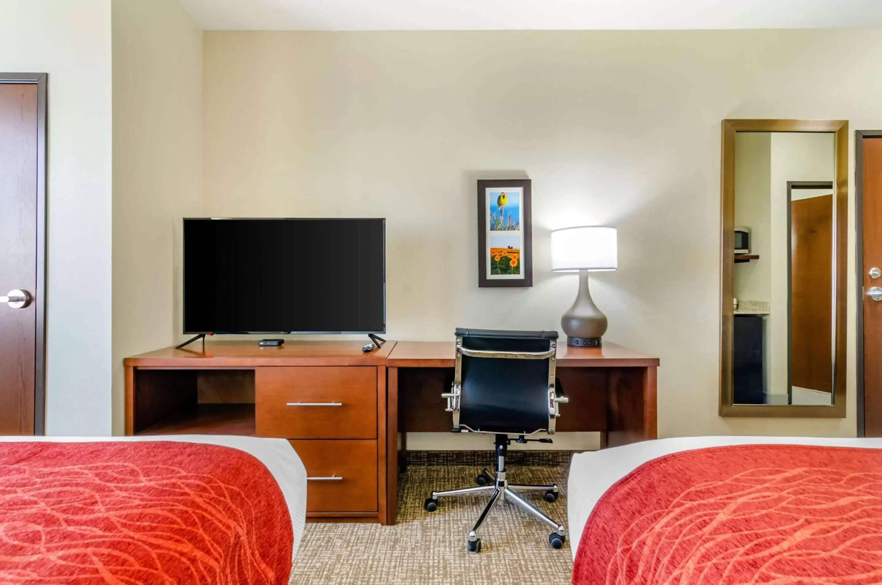 Photo of the whole room, TV/Entertainment Center in Comfort Inn & Suites Salina North