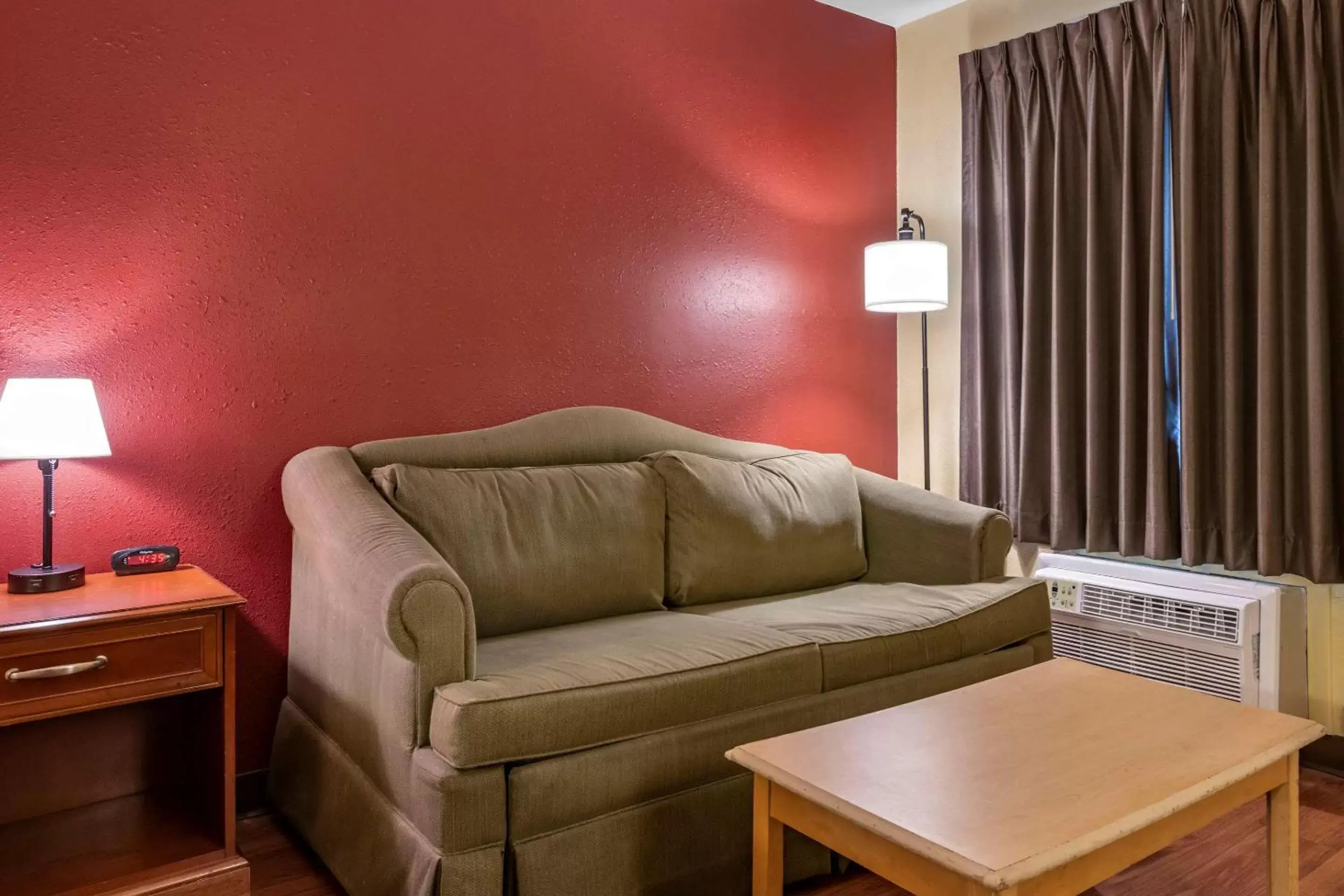 Photo of the whole room, Seating Area in Econo Lodge Inn & Suites Maingate Central