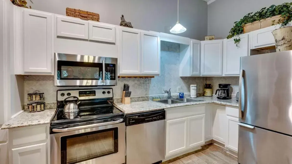 Kitchen or kitchenette, Kitchen/Kitchenette in Comfortable Escape in Historic Downtown Savannah