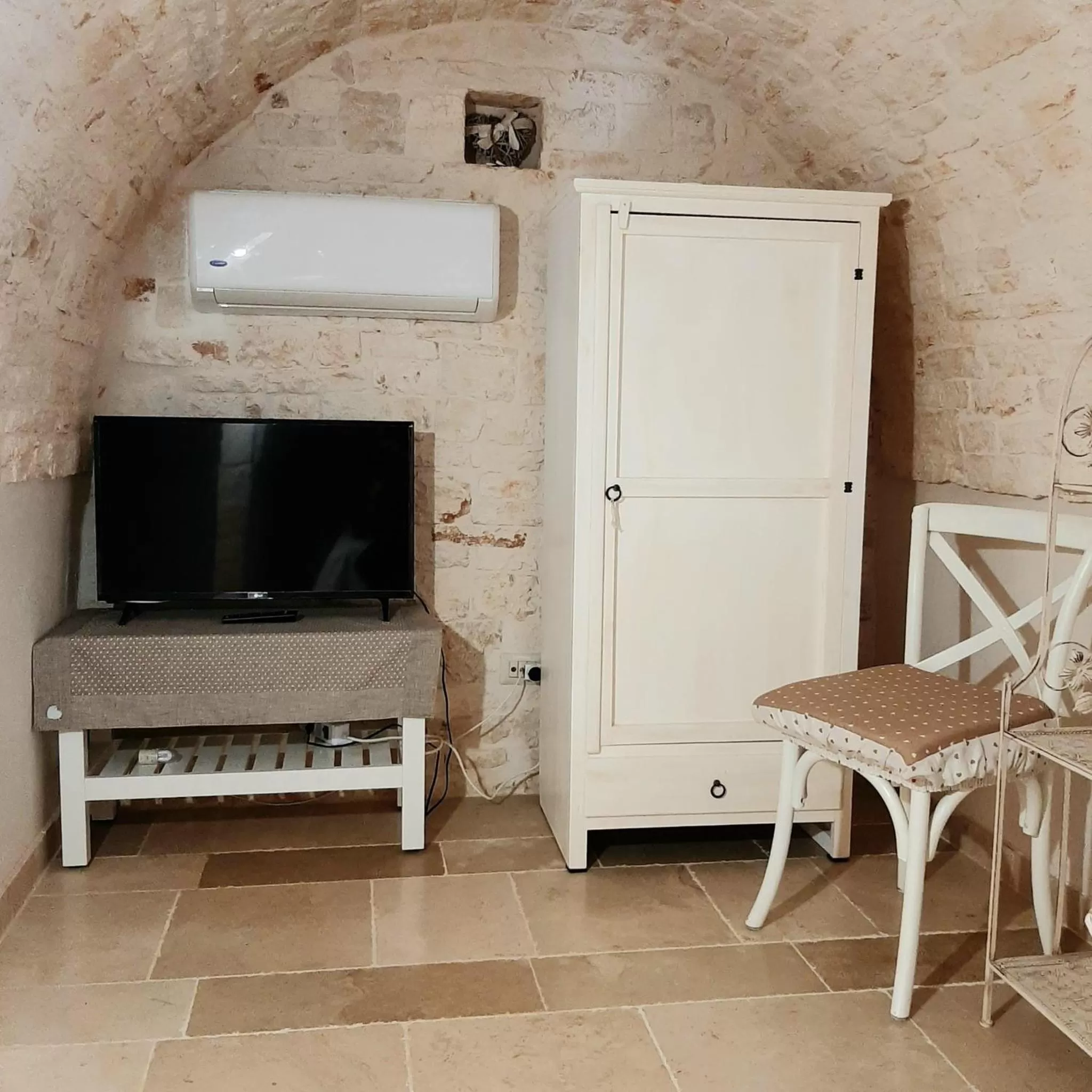 TV/Entertainment Center in Trulli Antichi Mestieri - Widespread Trulli in the historic center
