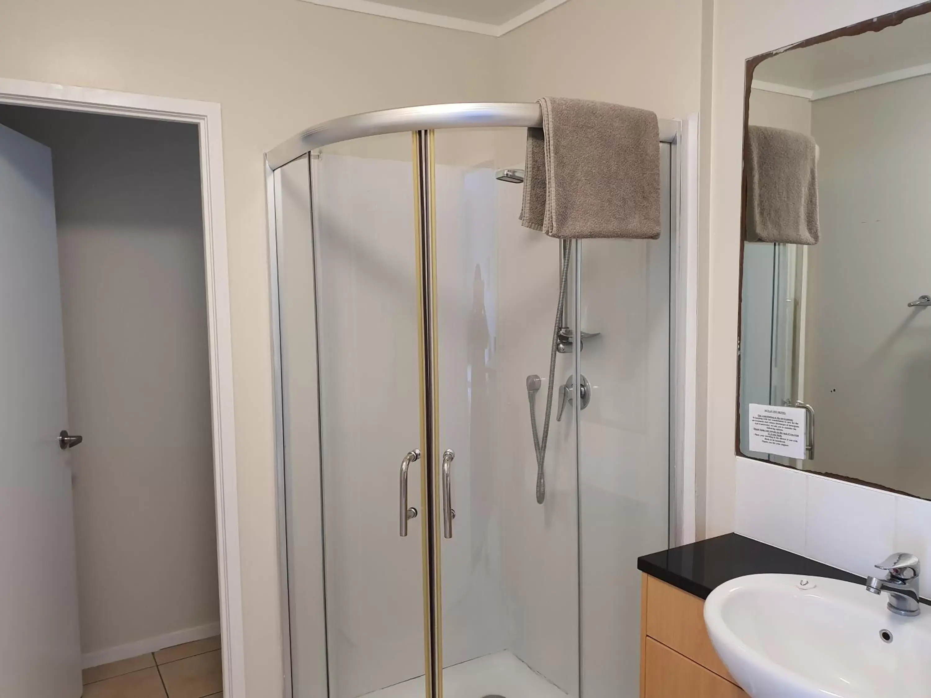 Shower, Bathroom in Ocean Inn Motel