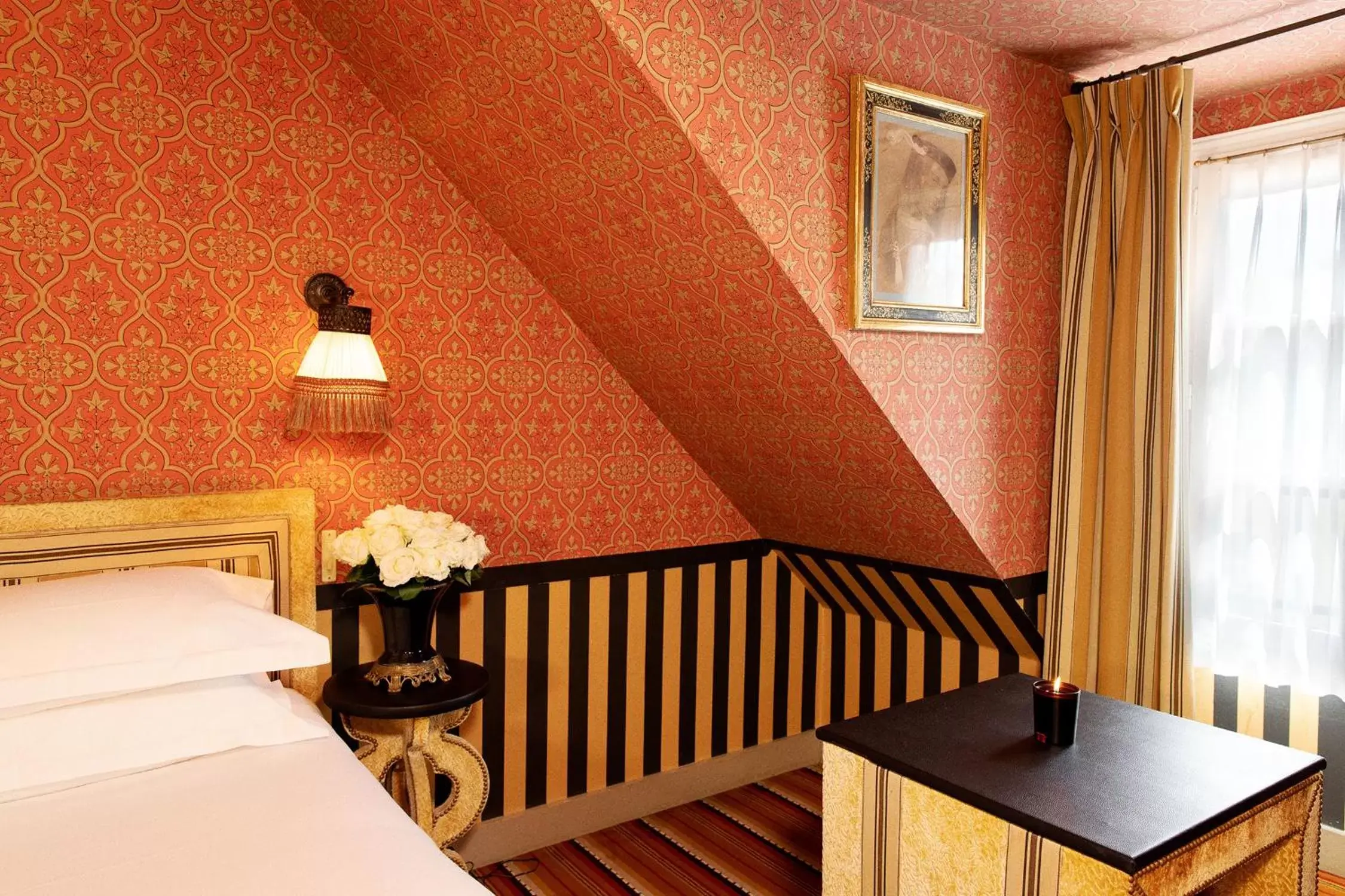 Bedroom in Hôtel Bourg Tibourg