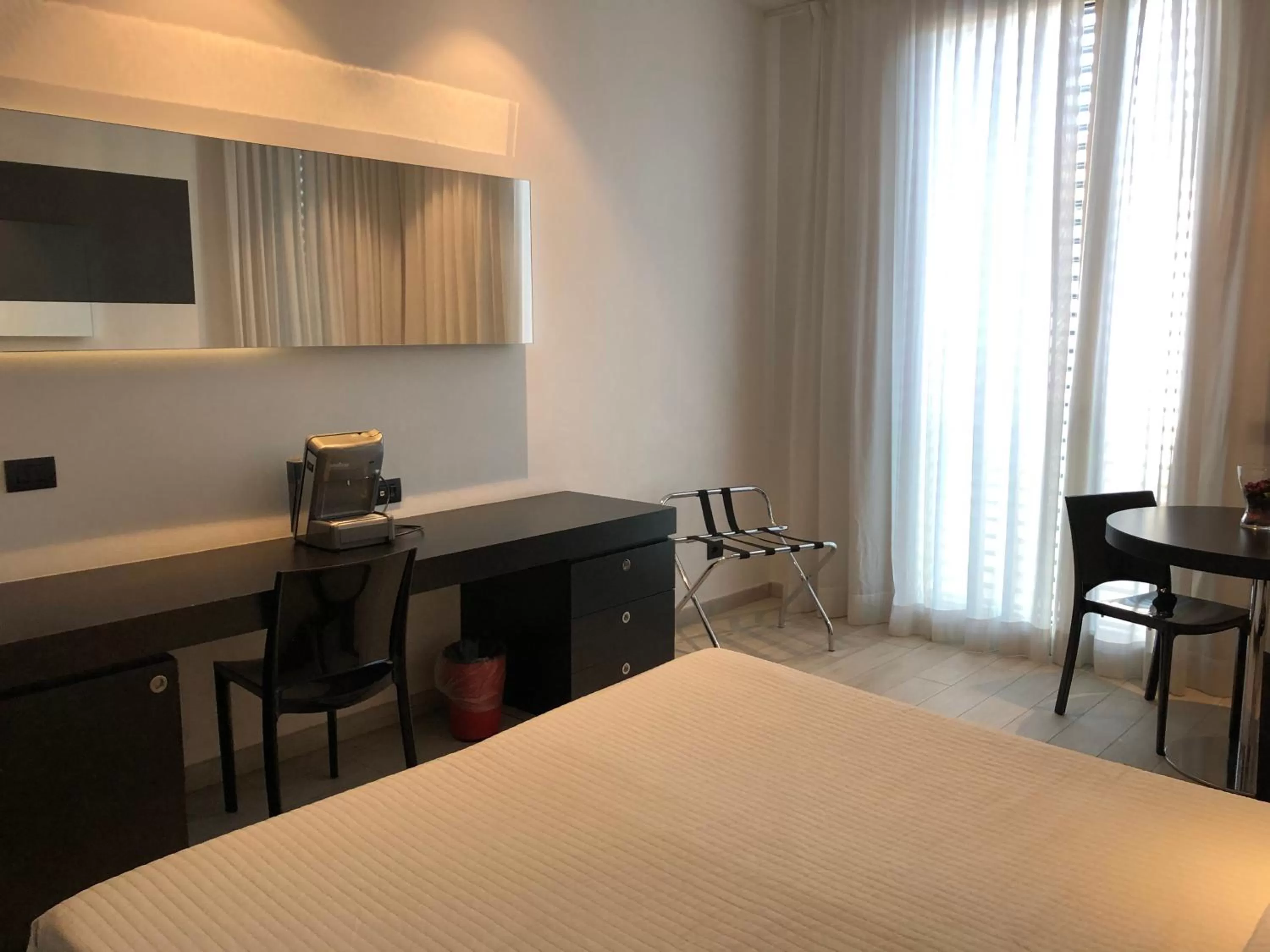 hair dresser, Bed in Blue Shades Hotel