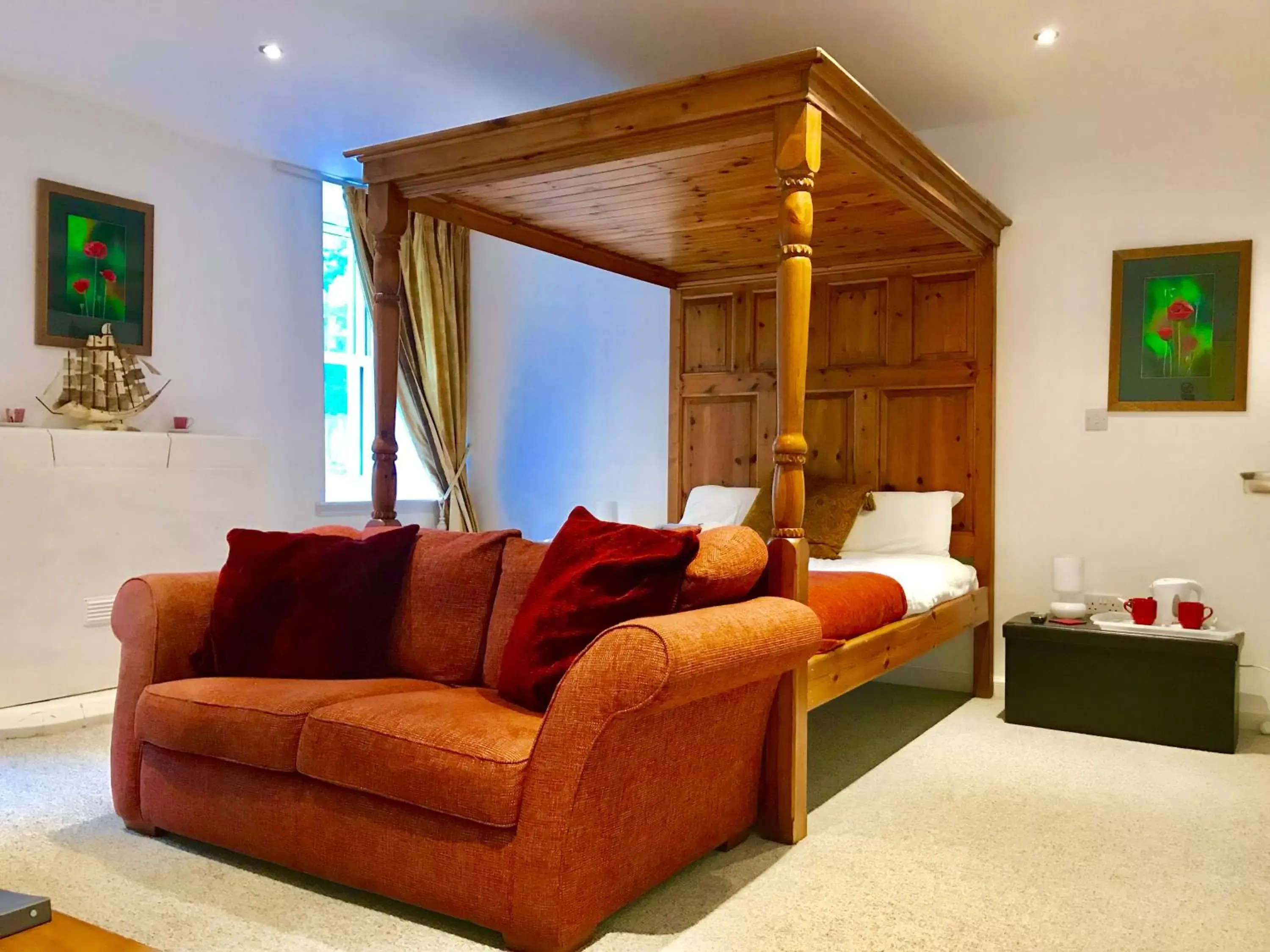 Bedroom, Seating Area in Drumdevan Country House, Inverness