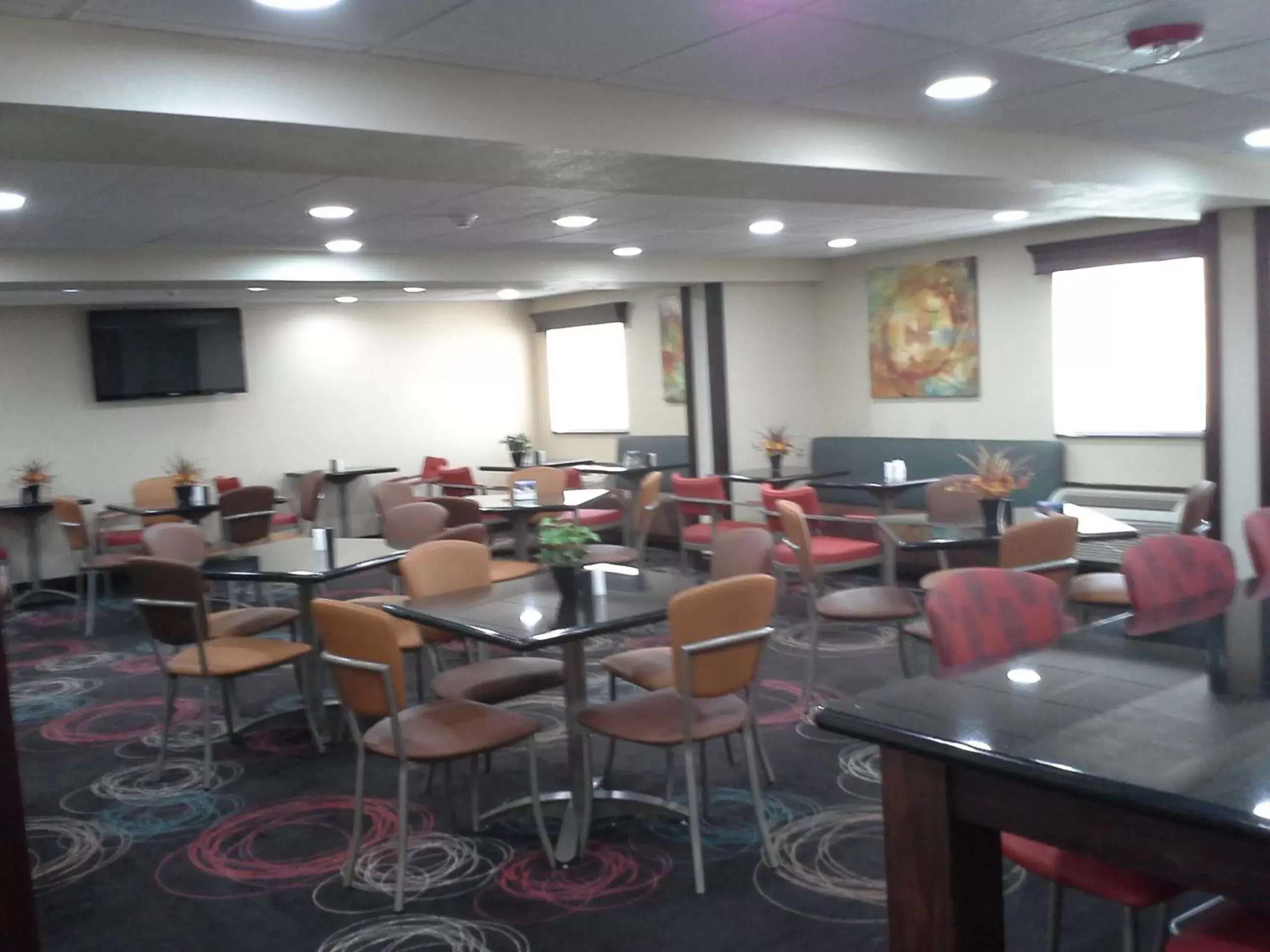 Communal lounge/ TV room, Restaurant/Places to Eat in Ramada by Wyndham Tulsa Communal lounge/ TV room, Restaurant/Places to Eat in Ramada by Wyndham Tulsa