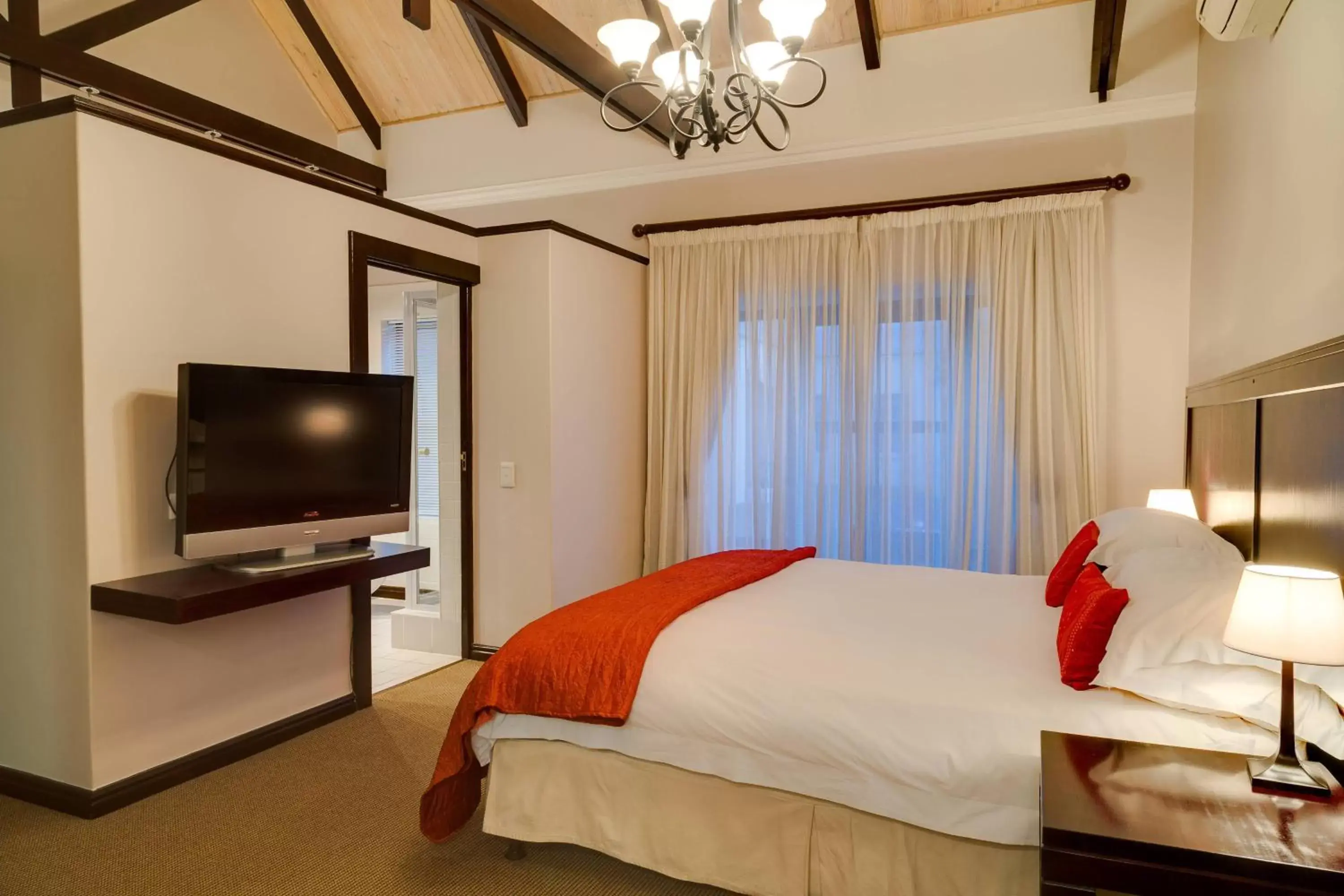 Photo of the whole room, Bed in Protea Hotel by Marriott Dorpshuis & Spa Stellenbosch