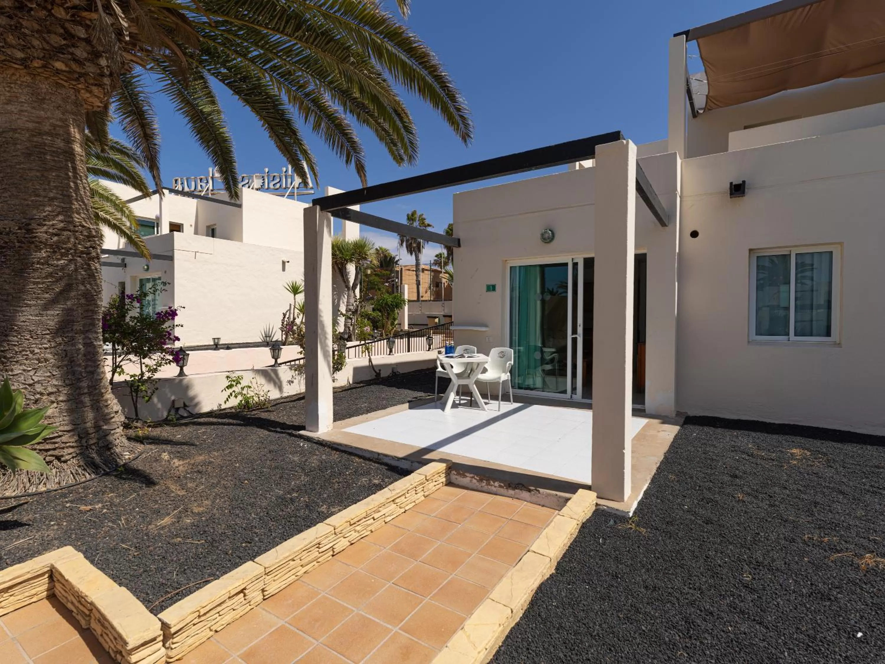 Patio in HomeForGuest Apartamento 13 con terraza y piscina en Corralejo